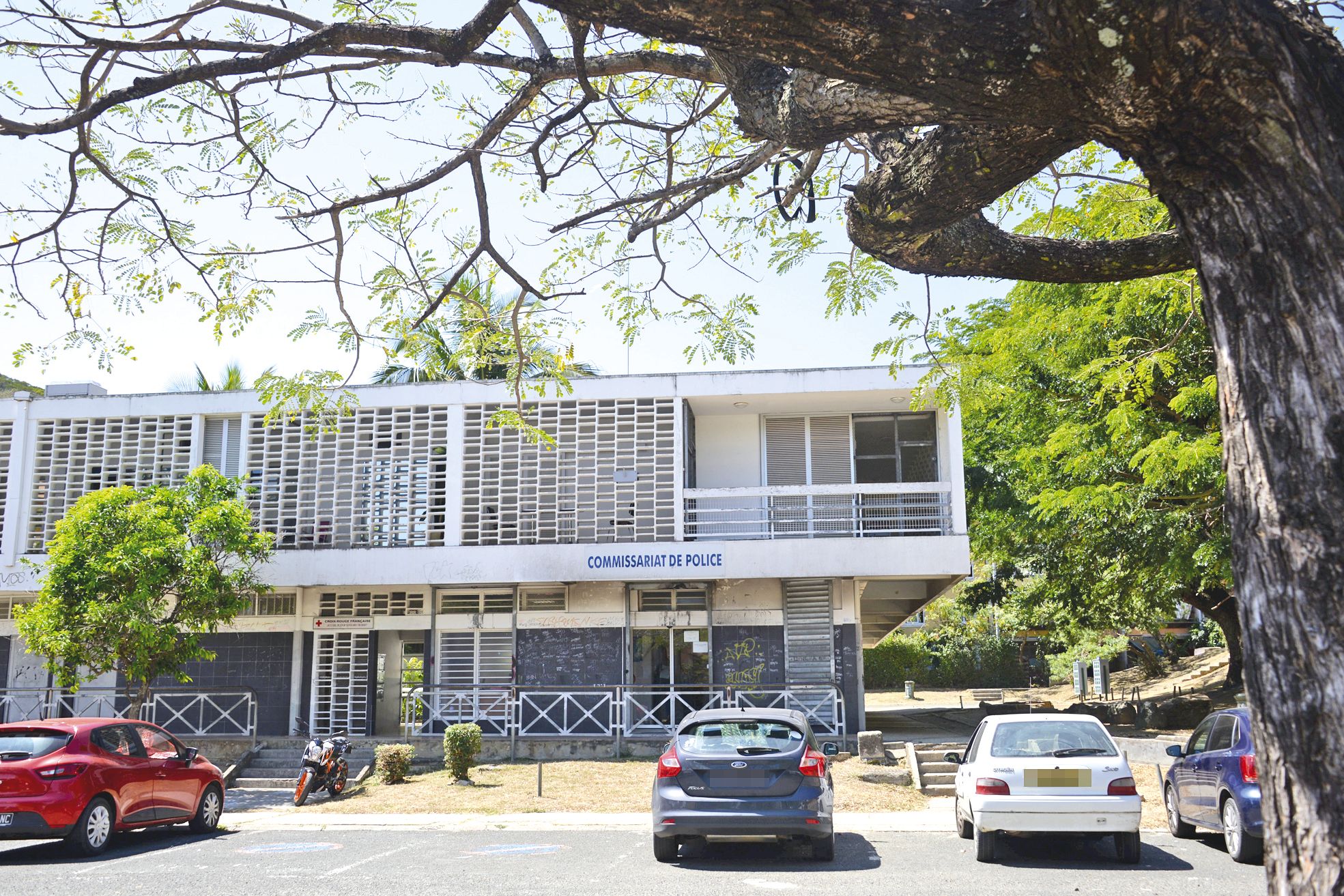 Le bureau de police basé à Pierre-Lenquette couvre plusieurs secteurs : Montravel bien sûr, Nouville, la Vallée-du-Tir, Doniambo, la Montagne-Coupée, une partie du 4e Km, le nord du centre-ville et toute la presqu\'île de Ducos.
