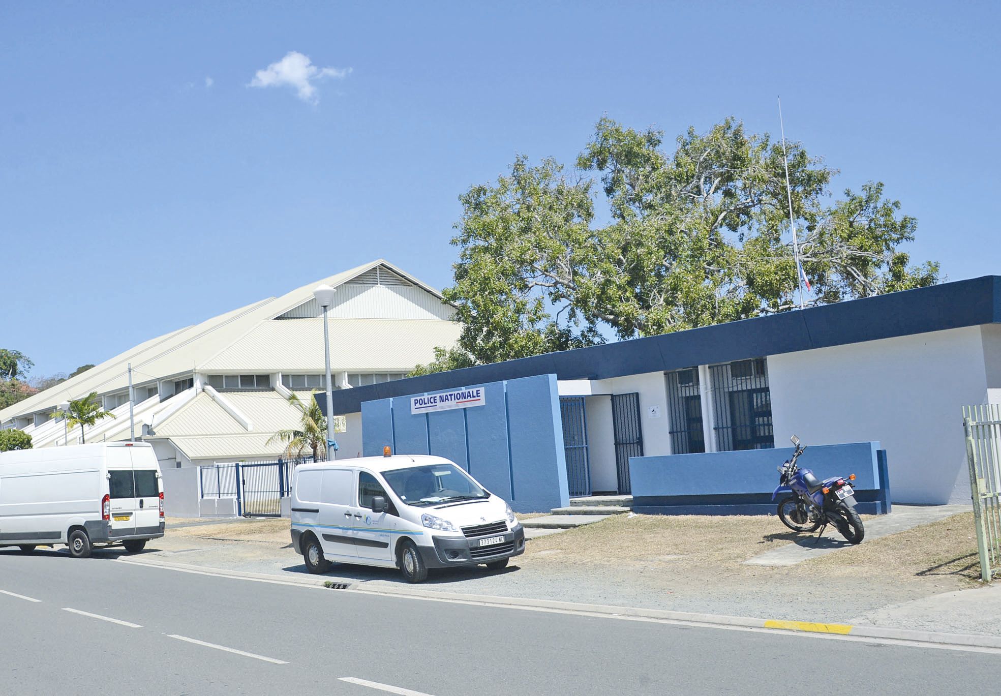 Celui de la Rivière-salée est l’un des plus anciens de la ville. Parallèlement, six agents de la police municipale se sont installés à proximité du complexe multisport en 2012 pour renforcer le dispositif mis en place dans le cadre du déploiement de la vi