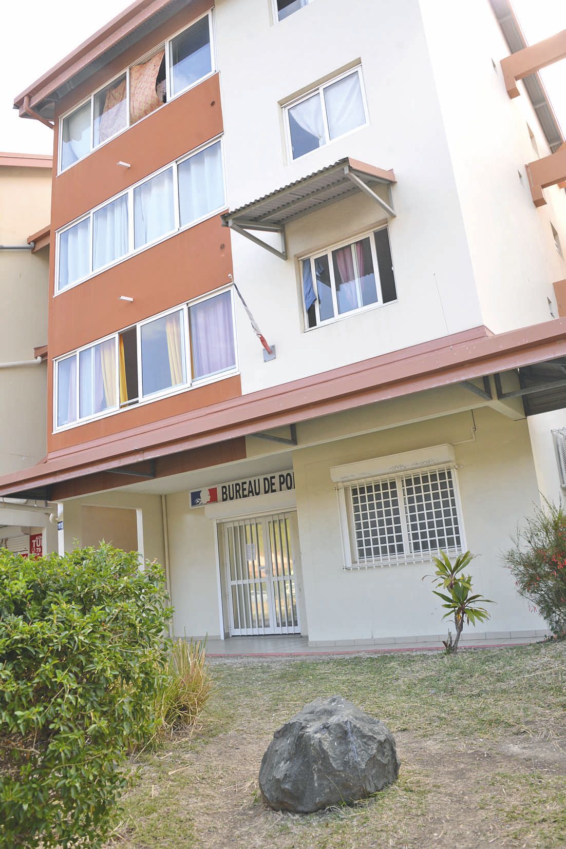 Le bureau de police de Tuband a été inauguré lors  de la visite du président Nicolas Sarkozy en août 2011.