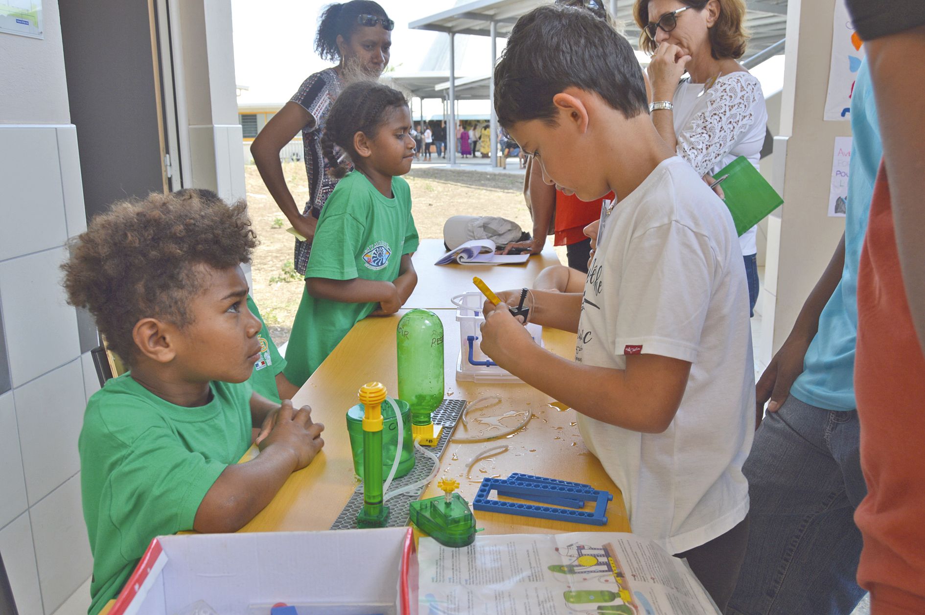 Ces écoliers de CP-CE1 de l’école publique d’Atéou ont mis au point une maquette de centrale hydroélectrique. Aux visiteurs de la reconstruire grâce au schéma et aux explications.