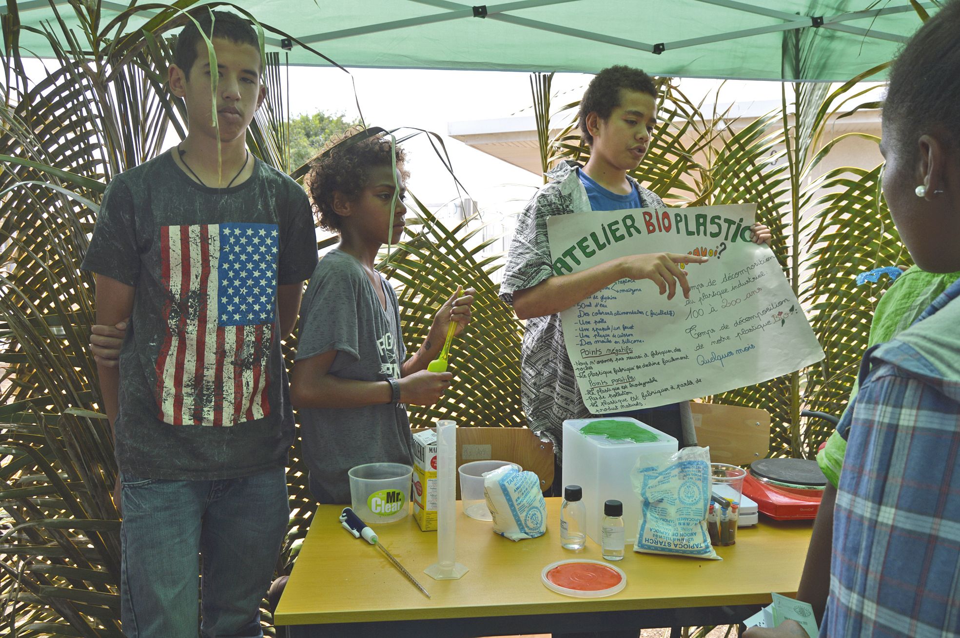Comment fabriquer du plastique qui ne pollue pas, ou en tout cas, qui pollue moins la planète ? Djolan et Christophe, du collège de Wani, avaient une recette à proposer.