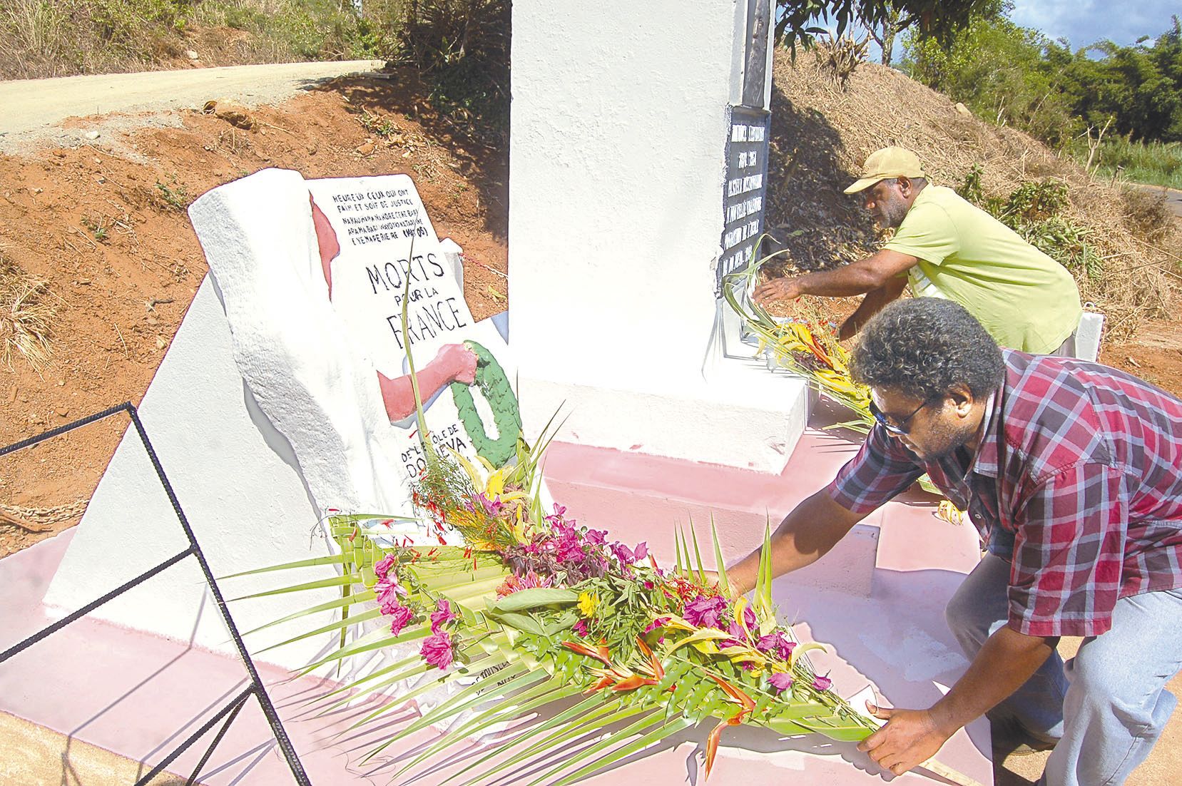 Arnold Poedi, chef d’établissement de Do Néva (au premier plan), et Alfred Kavivioro, adjoint au maire, ont fleuri les monuments commémoratifs à Do Néva.
