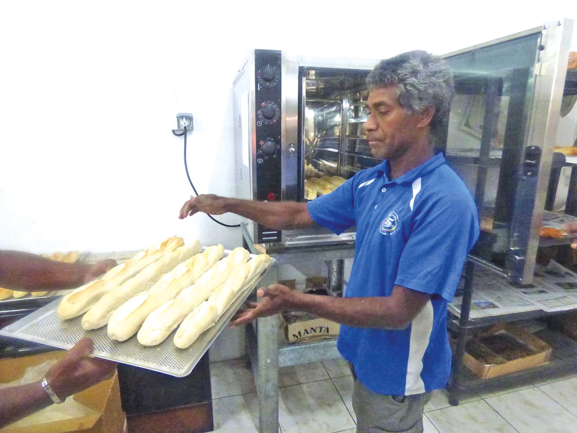 Au Magasin Lifou Moderne, le four à convection électrique permet de faire 25 baguettes par fournée.