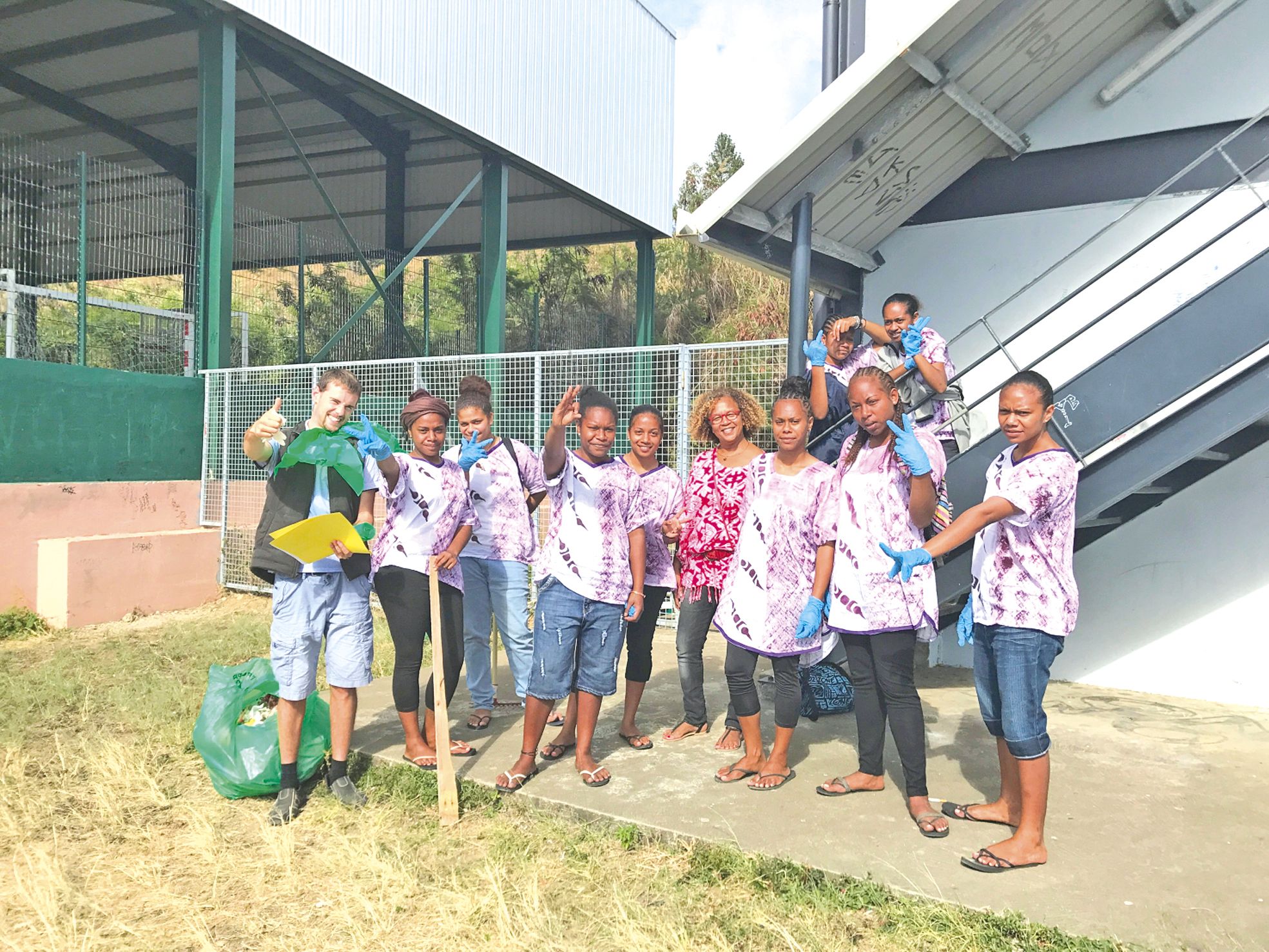 Avec le soutien du SIVU Tipeep de Touho, les élèves ainsi que leurs professeurs ont nettoyé le lycée, la tribu de Koé ainsi que le port.