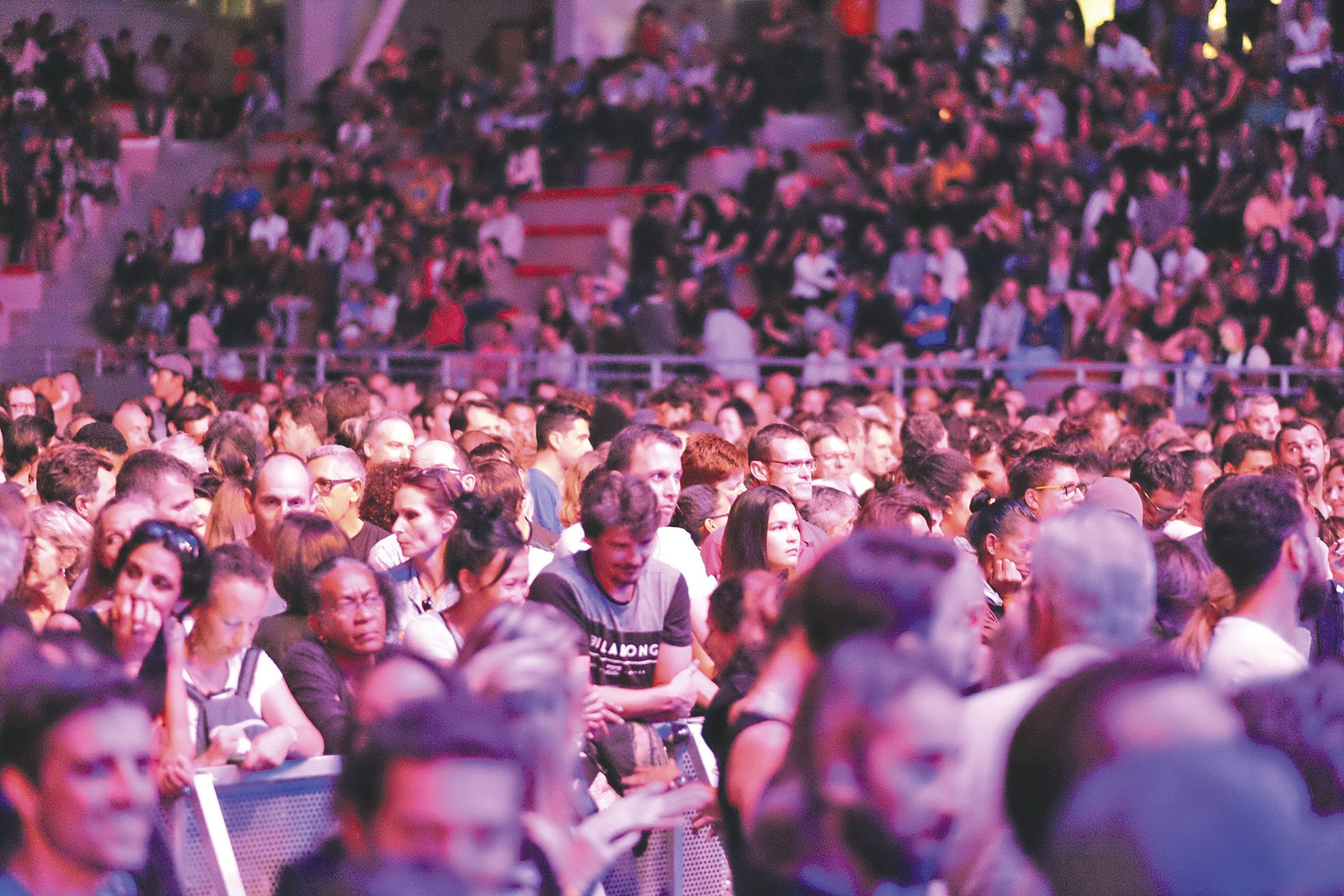 Suspendu à la voix si reconnaissable du Californien et aux riffs de ses (nombreuses) guitares, le public a rempli l’Arène du Sud, hier soir. Il faut dire que Ben Harper était attendu…
