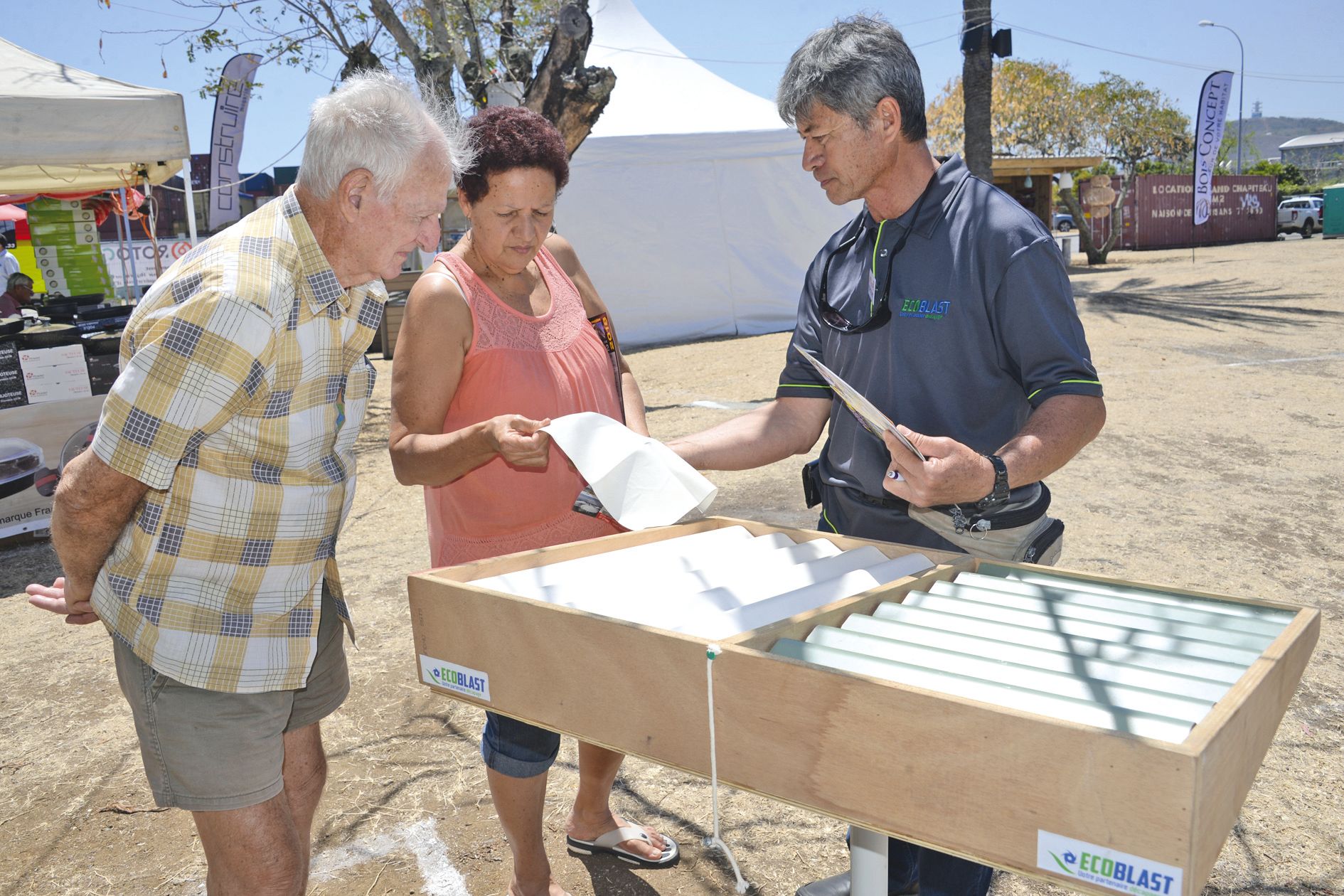 La tôle verte est brûlante, la tôle protégée ne l’est pas. Chez Ecoblast, on améliore l’efficacité énergétique des toitures en pulvérisant un produit, l’Insultec, qui forme un tissu en séchant.