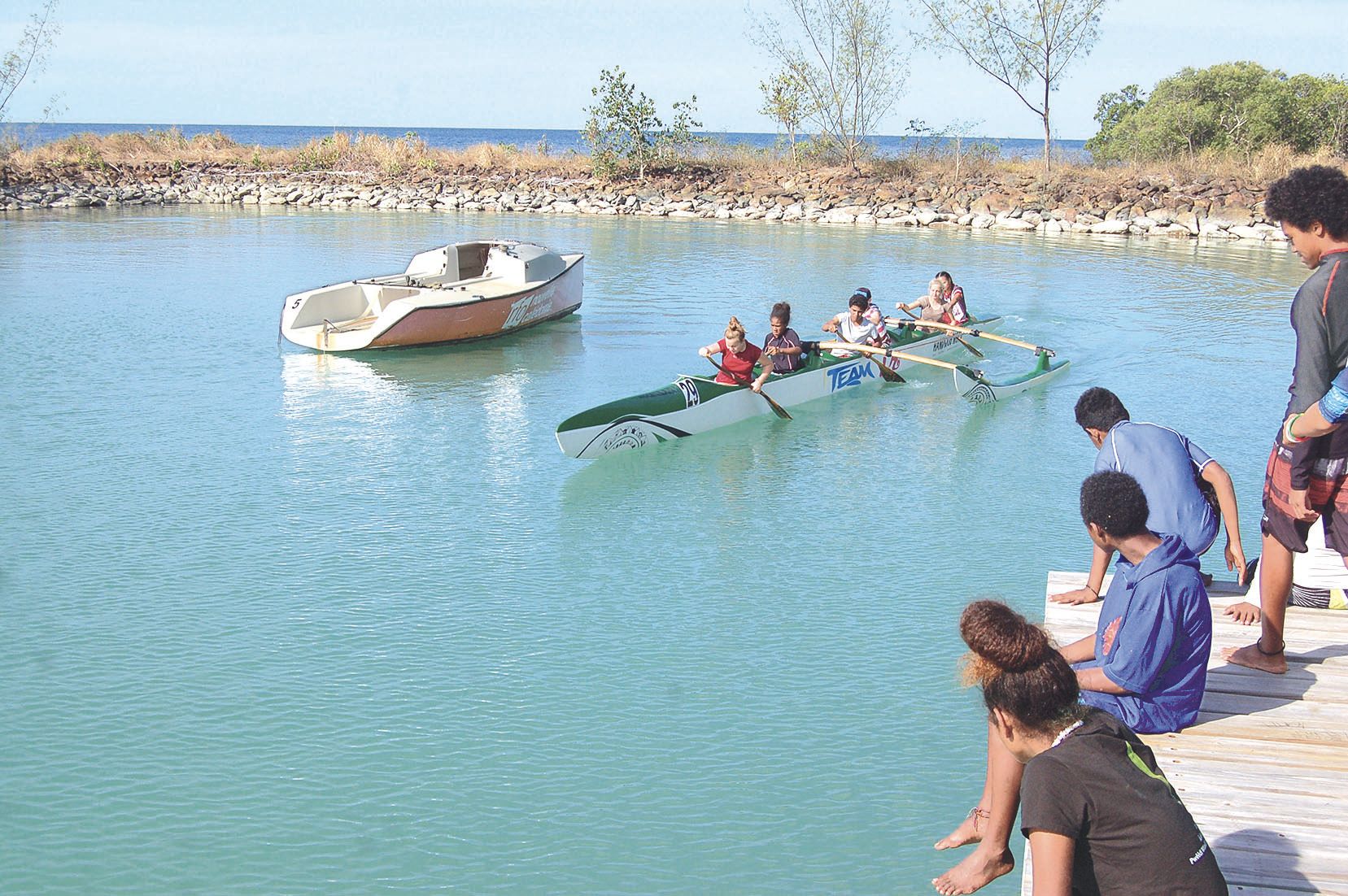 Une première série de rameurs s’entraîne sous le regard des autres qui attendent leur tour pour prendre place dans la pirogue.