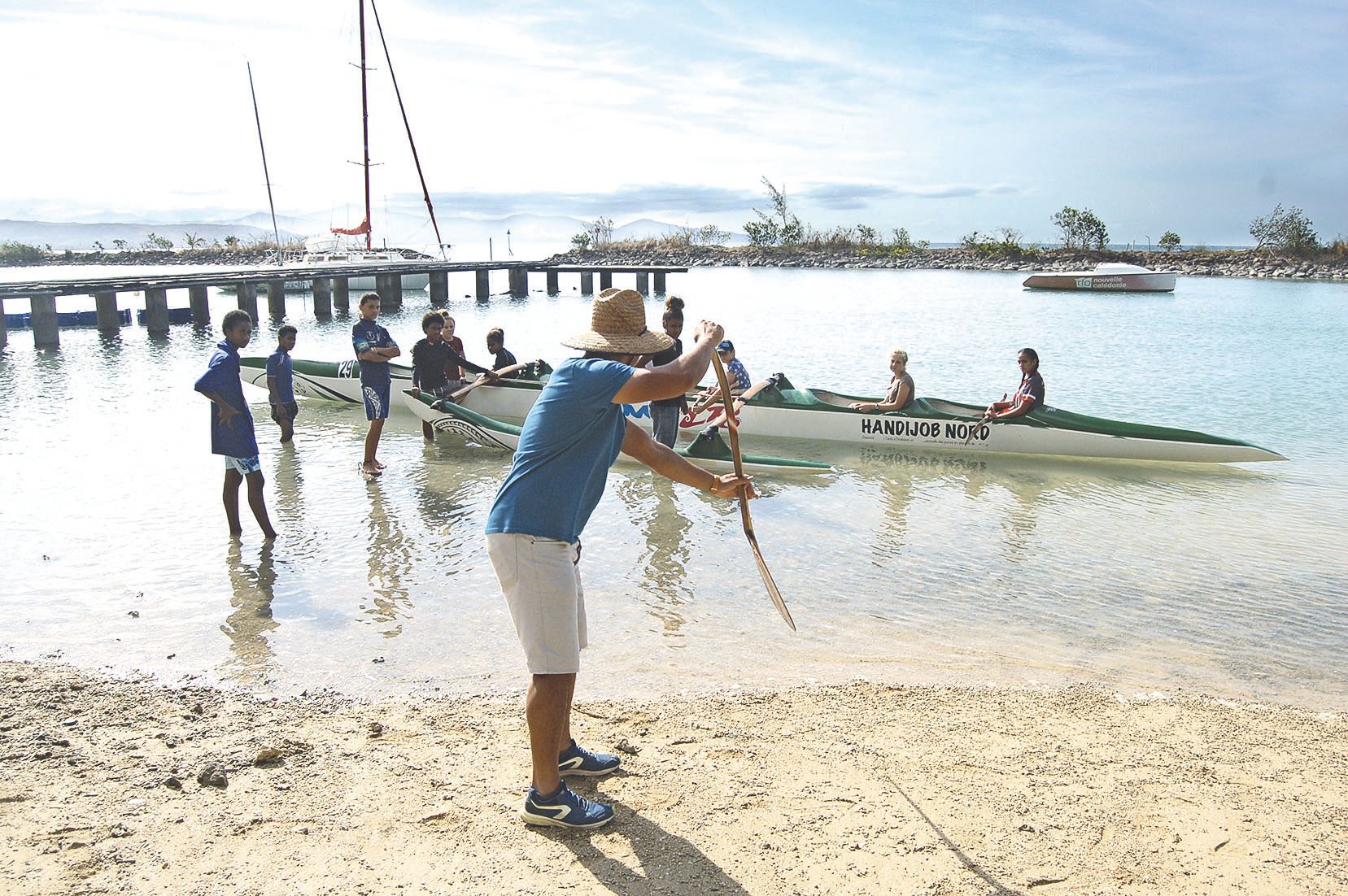 Explication du bon maniement de la rame par Loic Teriitahi, professeur et adepte du va’a.