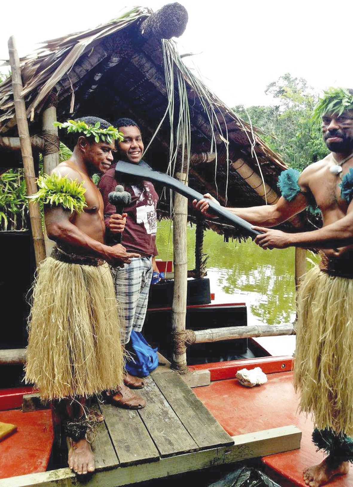Ce voyage a permis aux collégiens de s’immerger dans la culture des Fidjiens puisqu’ils étaient accueillis dans la famille de leur correspondant, à Suva, pendant une semaine. Cours au collège, visites d’institutions, du musée, des marchés, de l’Université