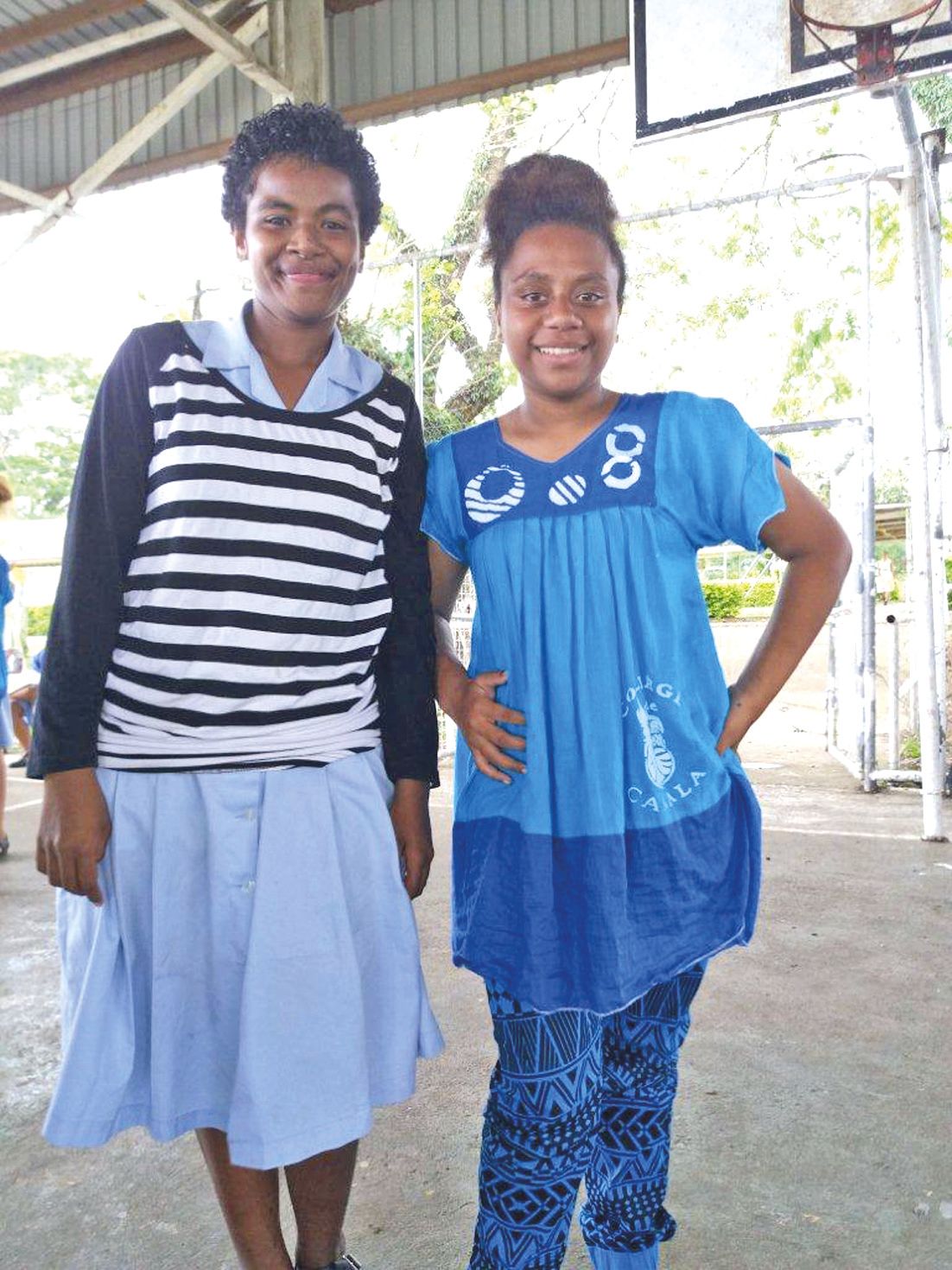 Une semaine d’immersion en famille. Les élèves de Canala ont été accueillis par leurs correspondants comme ici Kinisalote, de Suva, et Gwendolina, de Nakéty.