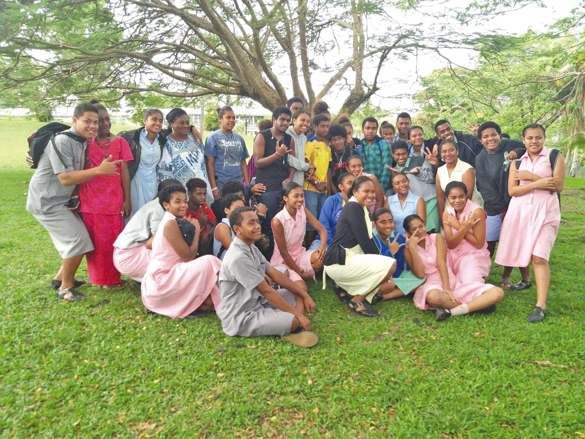 A Fidji, Coralie Chautard, professeure de français au Suva Grammar School a organisé l’accueil dans les familles. L’ambassade de France et l’Alliance française ont également apporté leur aide. Enfin, la province Nord, le vice-rectorat, la mairie, le collè