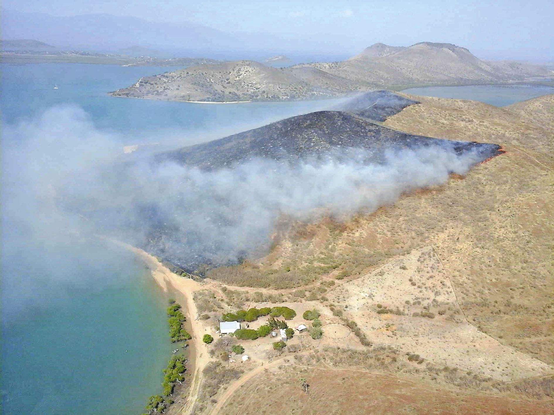 Hier soir, une centaine d’hectares avait été réduite en cendres sur l’îlot Puen où aucun point d’eau suffisant ne permet l’intervention des pompiers.