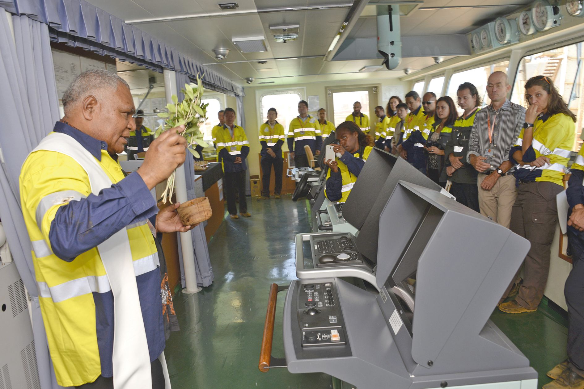 Le père Rock Apikaoua a procédé, « dans une démarche œcuménique », à la bénédiction du minéralier Amborella,  et livré quelques mots sur le thème de la confiance et du bonheur. Ce navire est « à la pointe de la sécurité maritime », selon le directeur géné