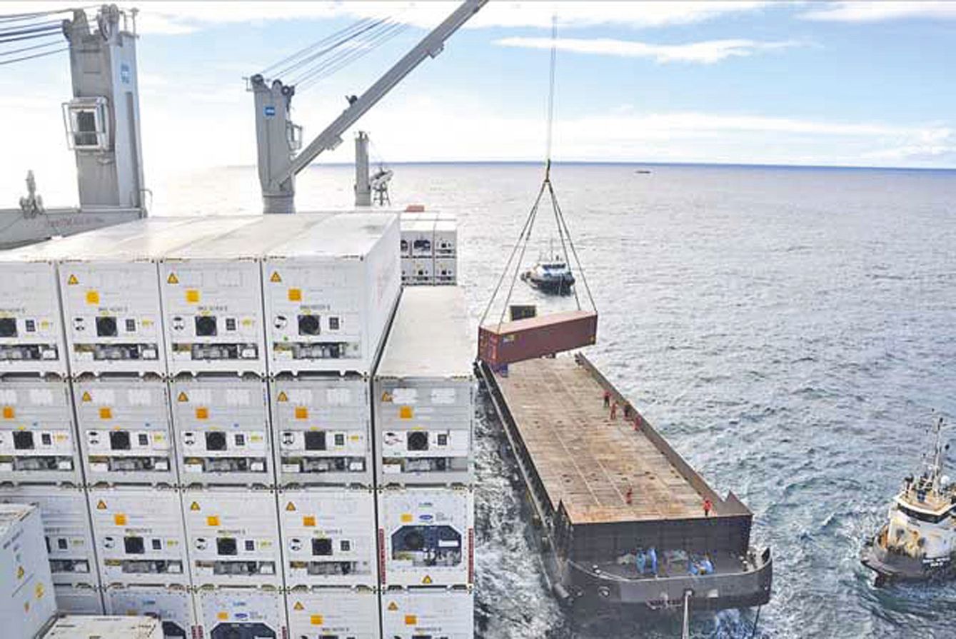 Après avoir servi au transbordement du fioul lourd, la barge Chasseloup a pris en charge des conteneurs du Kea Trader pour les acheminer à Nouméa.