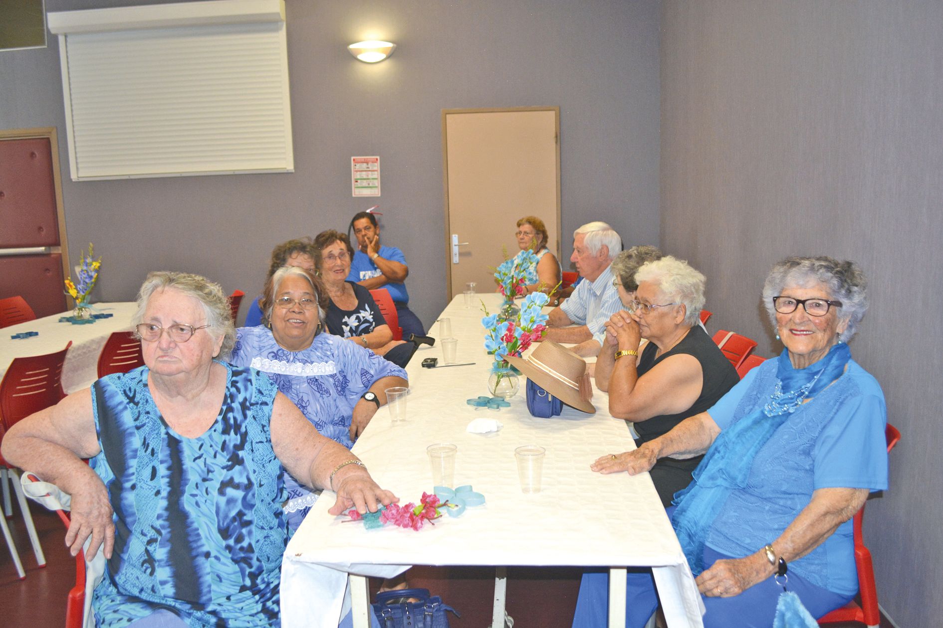 La plupart des mamies et des papis avaient respecté le code vestimentaire. C’est donc tout vêtus de bleu qu’ils sont venus participer à ce thé dansant.