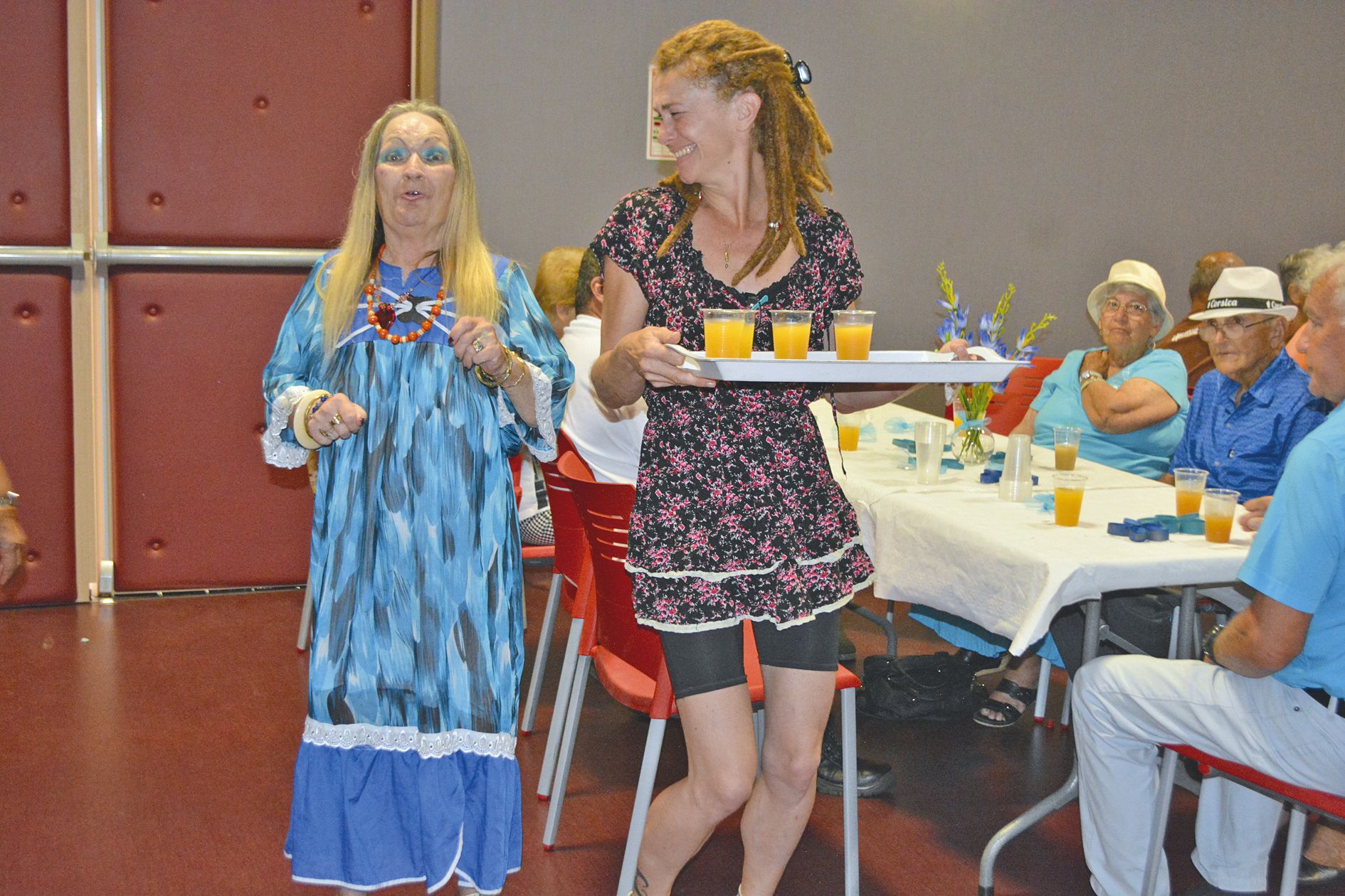 Les pensionnaires valides de la maison de retraite La Broussarde, comme Marie-France, dite Cessette, ici au côté d’Olivia, l’animatrice de la structure, ont pris part à la fête.