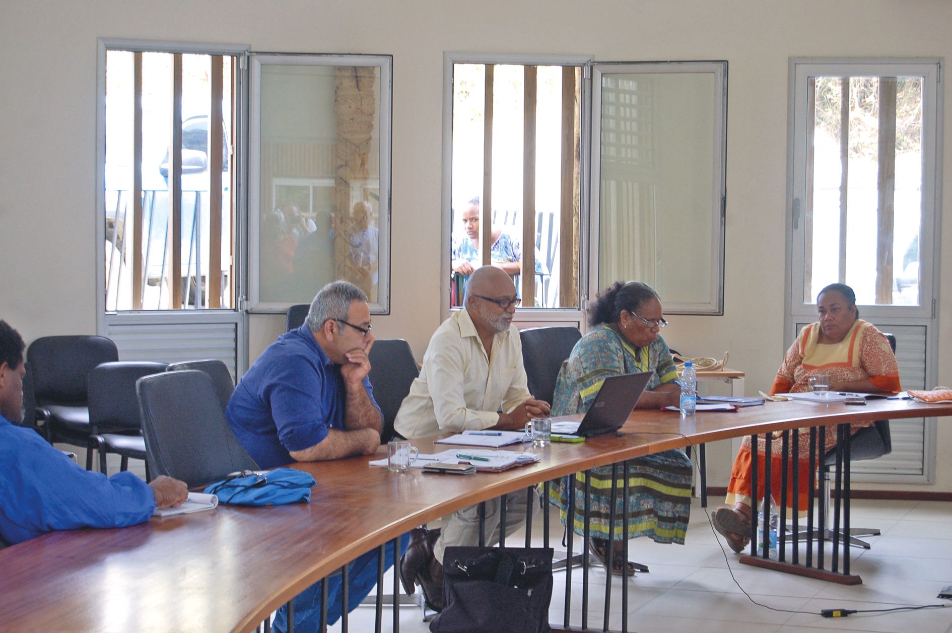 En fin de séance, André Levy (au centre en chemise claire) a annoncé la position du groupe Palika et sa démission  collective.
