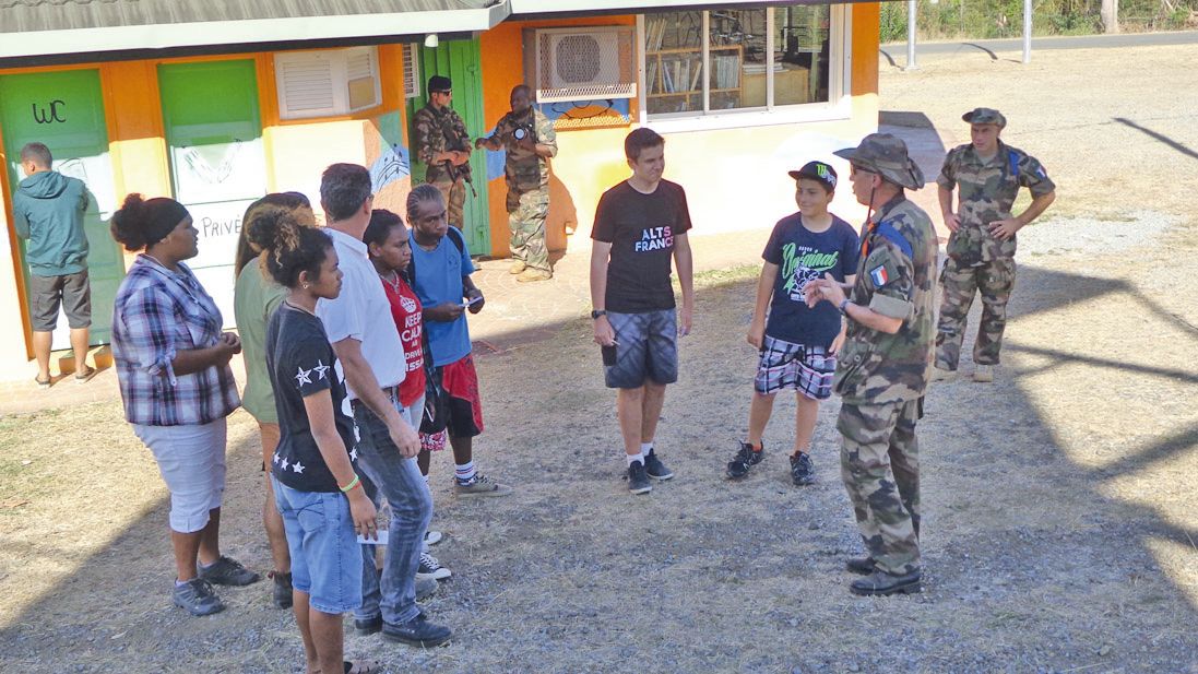 Parmi les missions des militaires, la protection de la population et l’évacuation des ressortissants, joués par des élèves de troisième du collège Saint-Dominique-Savio.