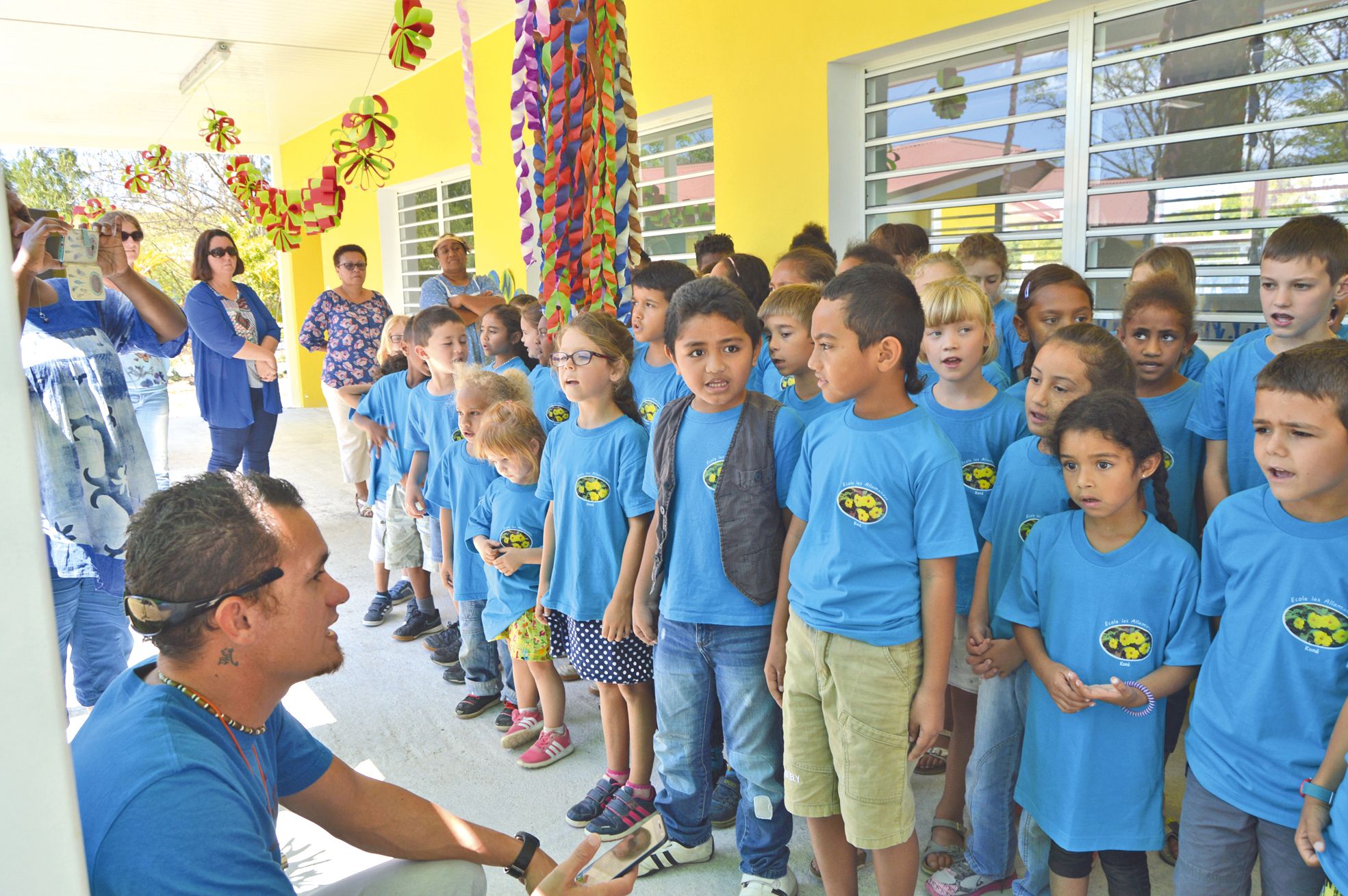 Après la coutume et les discours, les enfants ont chanté à l’ombre de leur nouvelle  cantine, fleurie et décorée de guirlandes multicolores réalisées en classe.