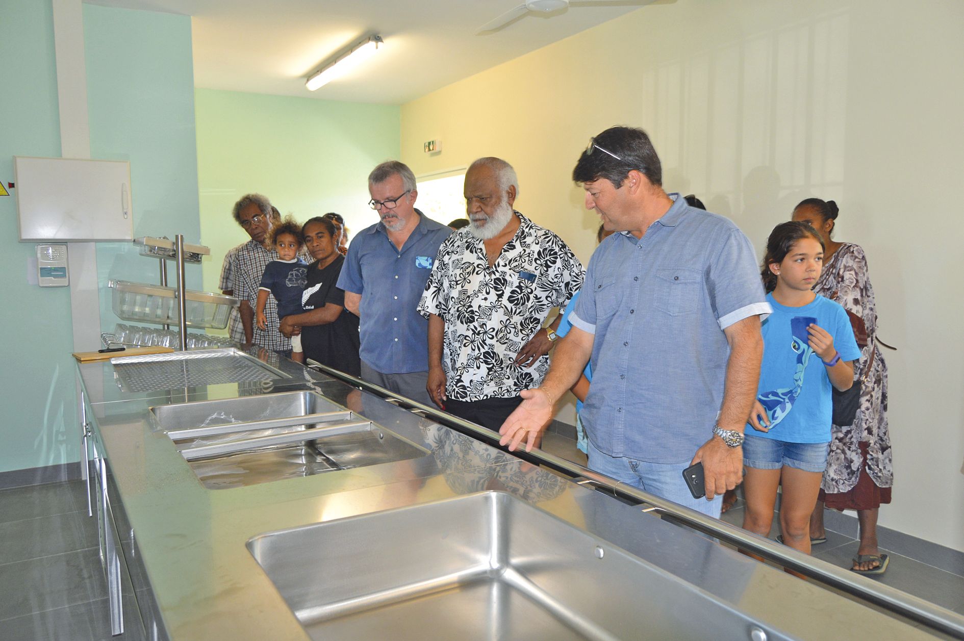 Les élus, dont Joseph Goromido, et les représentants des collectivités visitent le nouveau bâtiment, financé par le contrat de développement Etat-province-commune2012-2016.