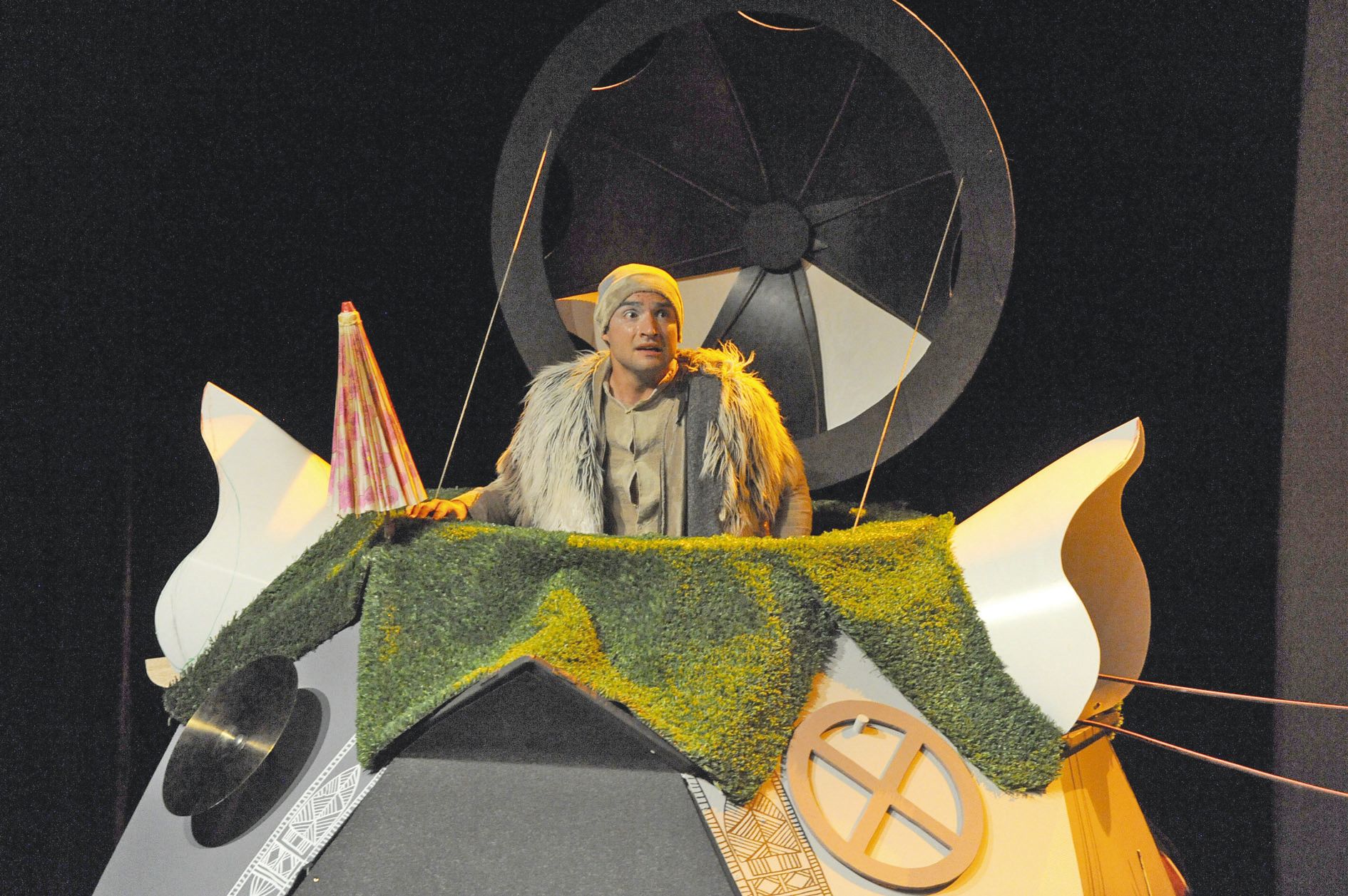Une Lune entre deux maisons est un spectacle court (une quarantaine de minutes), qui propose pourtant des séquences visuellement très variées.