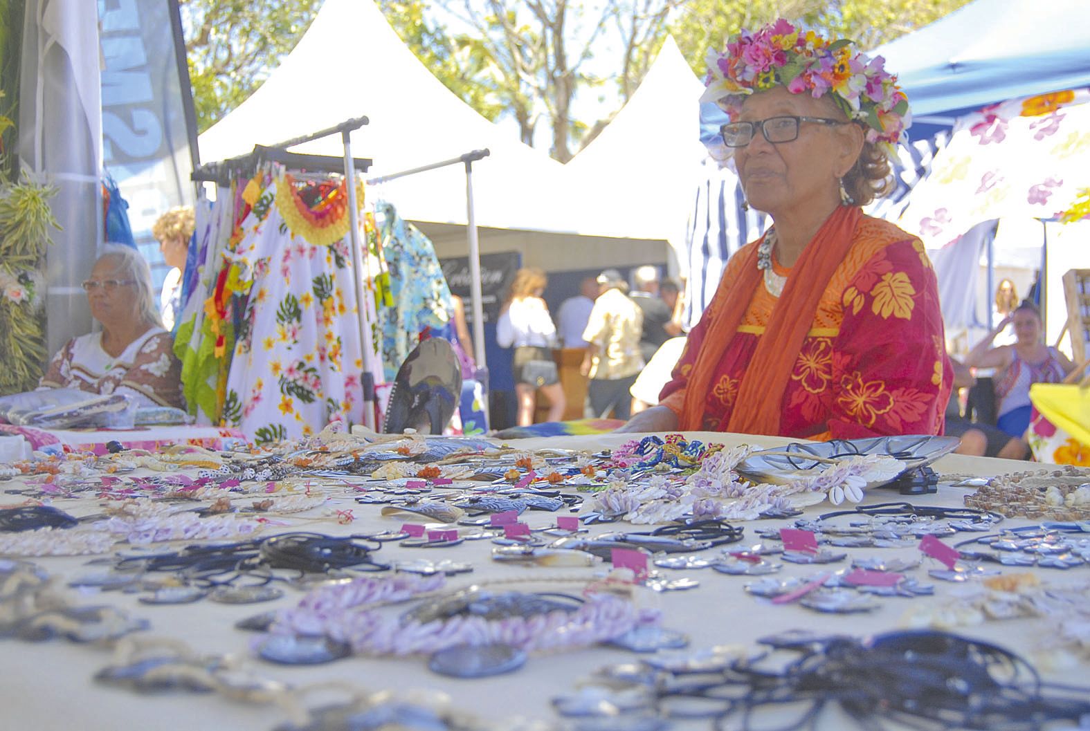 Comme chaque année, une délégation de Polynésie a tenu deux stands particulièrement fleuris, ornés de bijoux en nacre, de tifaifai et de sacs en pandanus tressés.
