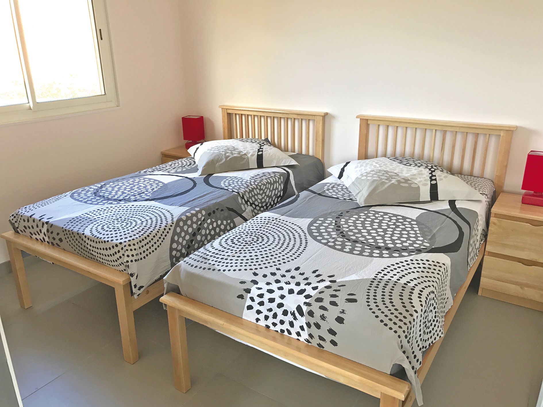 Chaque chalet compte deux chambres avec deux lits simples, un lit double et un canapé-lit dans le séjour.