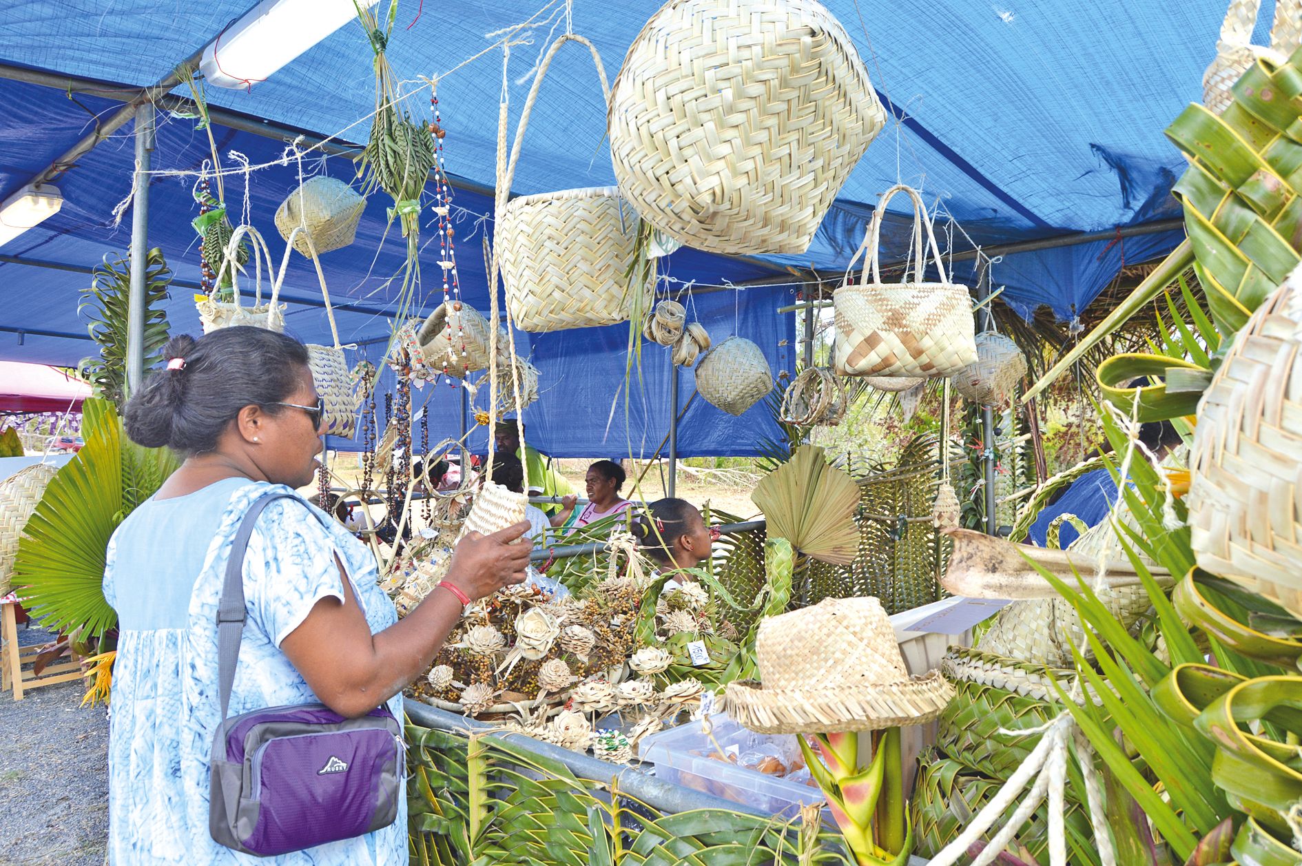 Outre les stands de restauration tenus par les associations et des ateliers vivants, des femmes de l\'aire Hoot Ma Whaap exposaient leurs paniers, sacs et fleurs tressés, ainsi que des colliers. Une démonstration d\'un savoir-faire et d\'un art, là encore