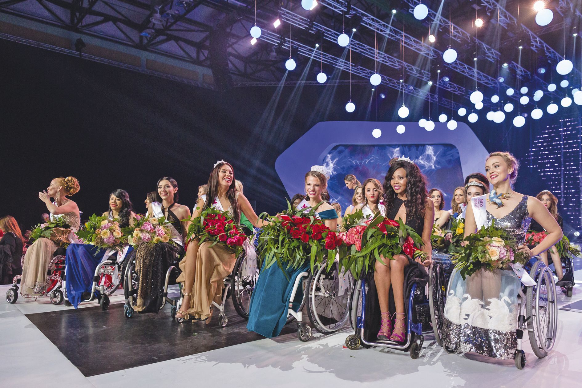 La Bélarusse Alexandra Chichikova (robe bleue), 23 ans, étudiante en psychologie et  pédagogie sociale, a été sacrée samedi Miss Monde en fauteuil roulant.