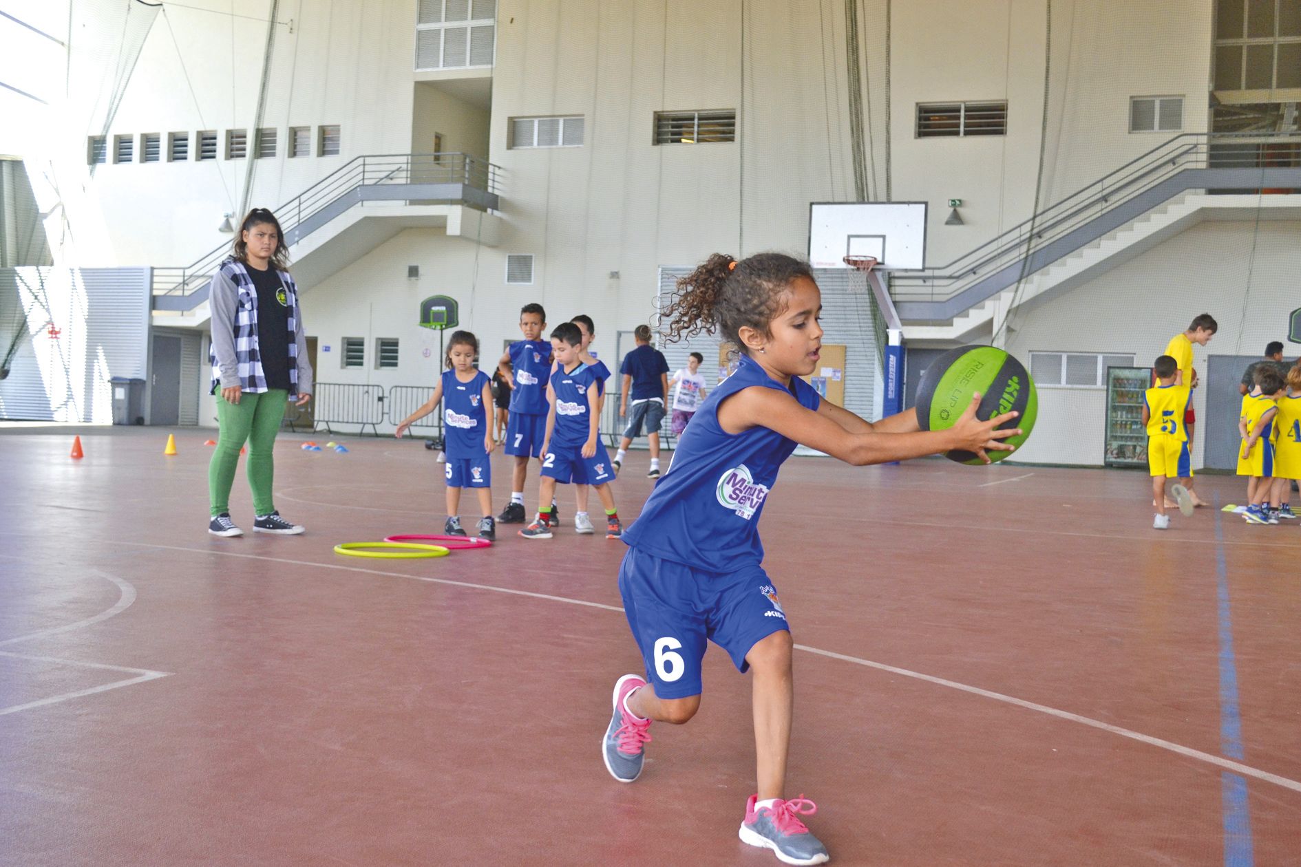 La Ligue régionale de Nouvelle-Calédonie de basket-ball proposait, samedi matin, à l’Arène du Sud de Païta, une grande rencontre de baby basket, pour les enfants de 5 à 7 ans. L’occasion d’apprendre « le b.a.-ba » de la discipline avant d’attaquer les cho
