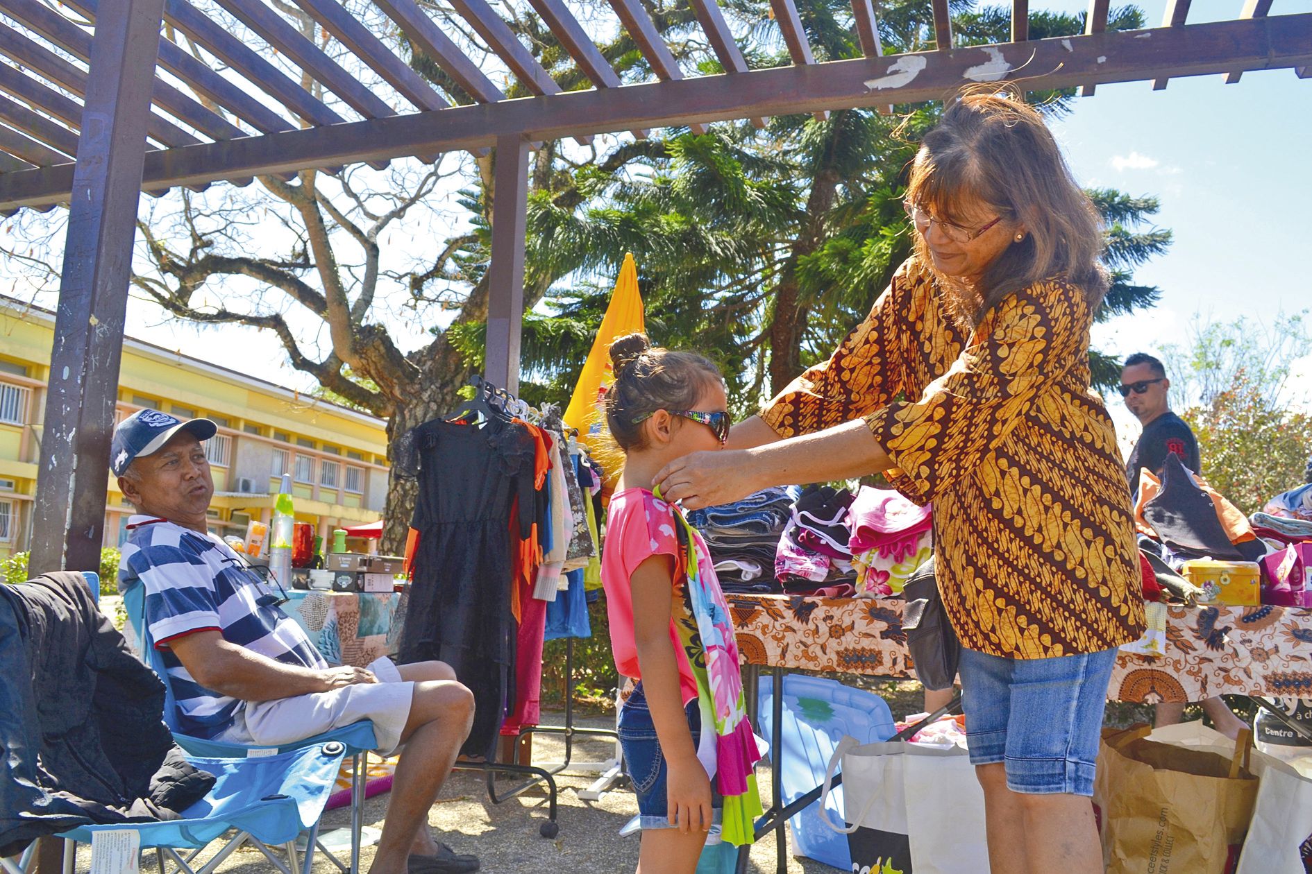 Tous les deux mois, le comité des fêtes de Païta organise son vide-greniers sur la place du village. Samedi matin, une douzaine d’exposants ont ainsi répondu présent. Et si ce n’était pas la foule des grands jours entre les étals, l’ambiance, elle, était 