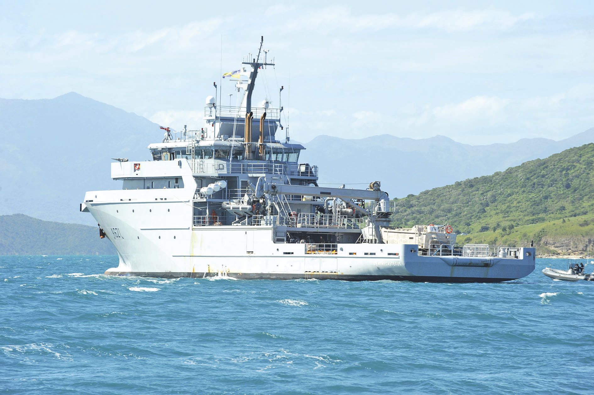 Engagé hier sur le dispositif de renflouement le B2M D’Entrecasteaux devait notamment escorter le porte-conteneurs jusqu’au port de Nouméa.