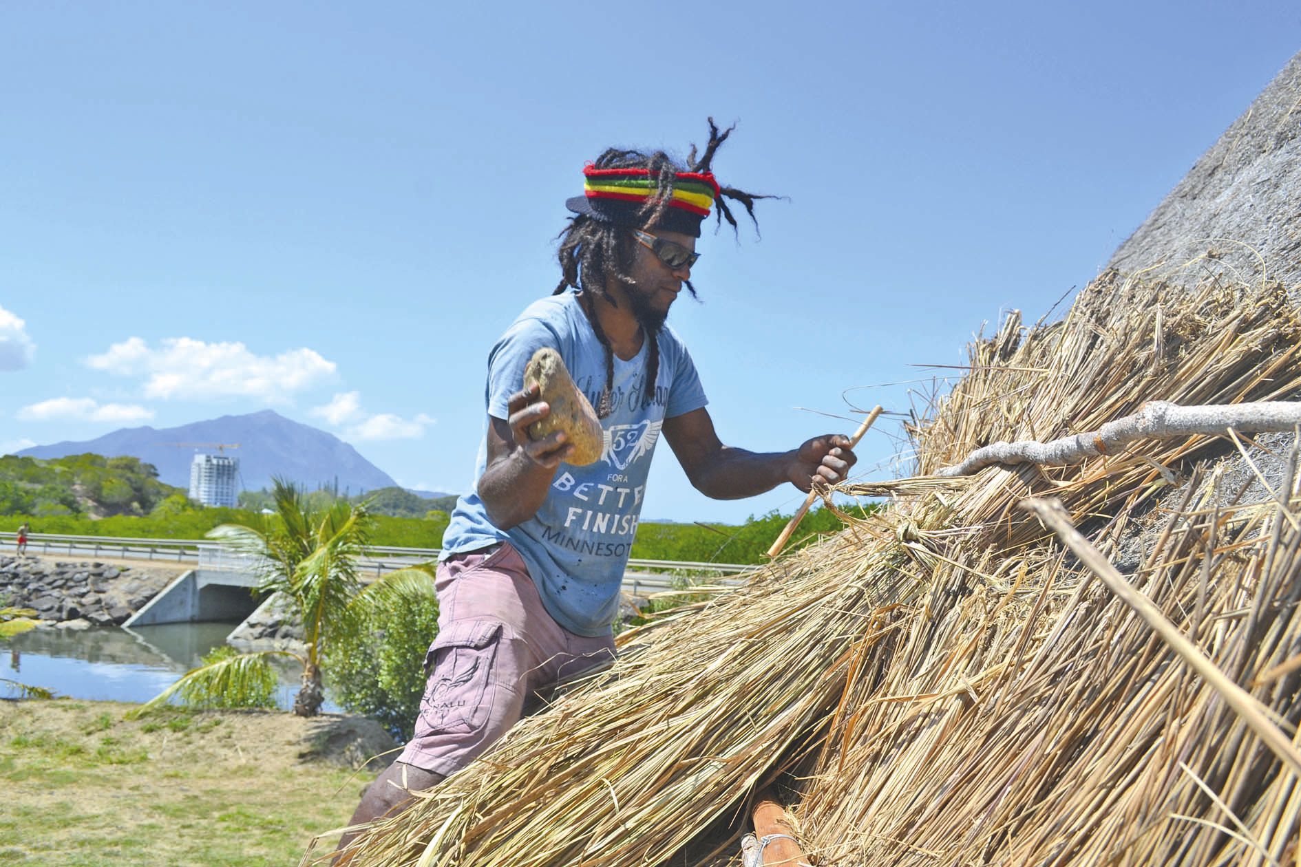 À 25 ans, Jean-Louis Aramoto est le benjamin du chantier. Les connaissances du jeune homme, originaire de la tribu de Tchamba, à Ponérihouen, sont complémentaires de celles de ses collègues d’Ouvéa.