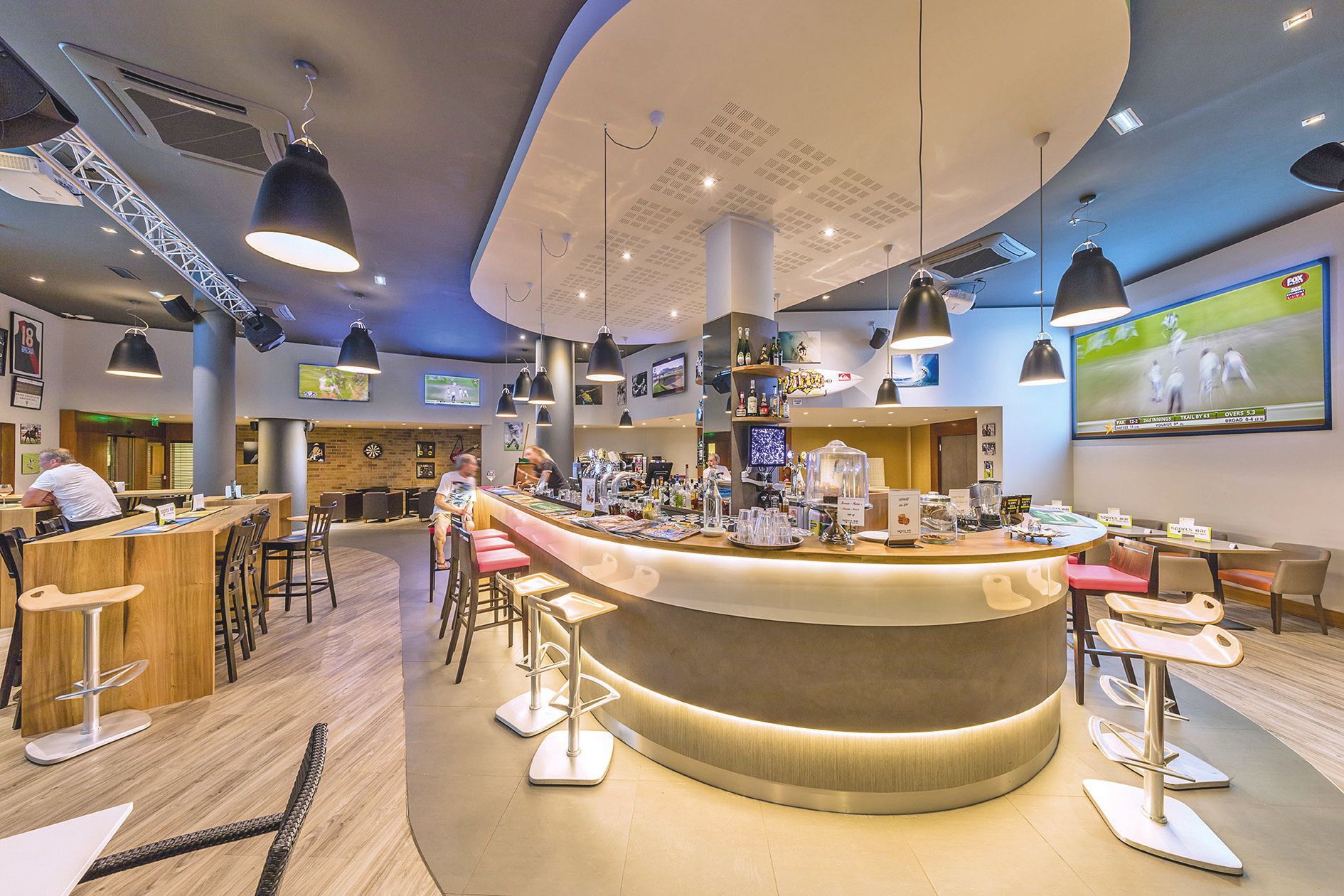 Le Sports bar, au Ramada à l’Anse-Vata, propose également une soirée karaoké une fois par mois, le vendredi. La prochaine se déroulera ce vendredi 13 octobre et le rendez-vous suivant est fixé au 24 novembre. Cela fait presque cinq ans que le Ramada l’a l