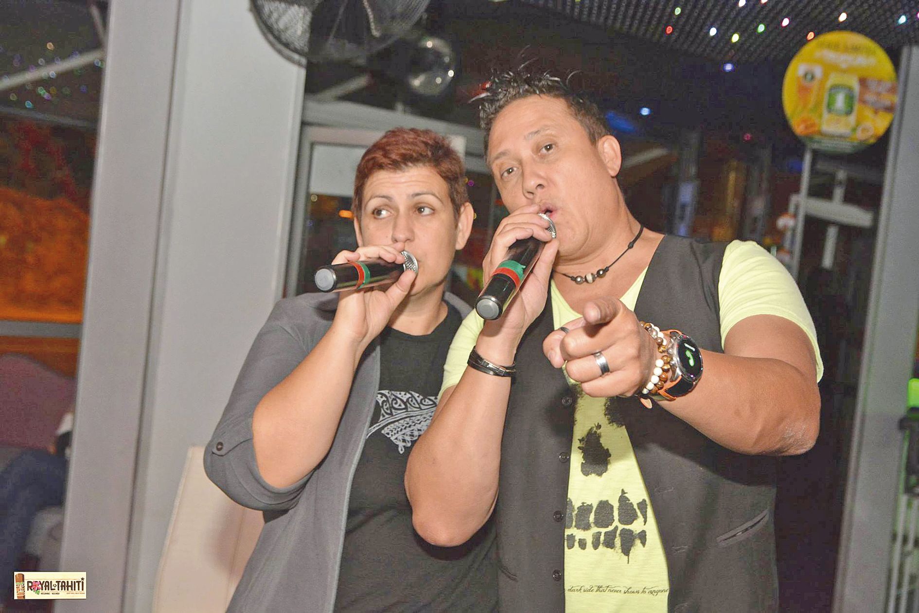 La soirée karaoké du mercredi au Royal Tahiti, le bar de l’hôtel le Mocambo, à la Baie-des-Citrons, est une institution. Toujours animée par le Dj Auguste (à droite), elle accueille aussi une clientèle fidèle. « Ce sont souvent les mêmes qui reviennent »,