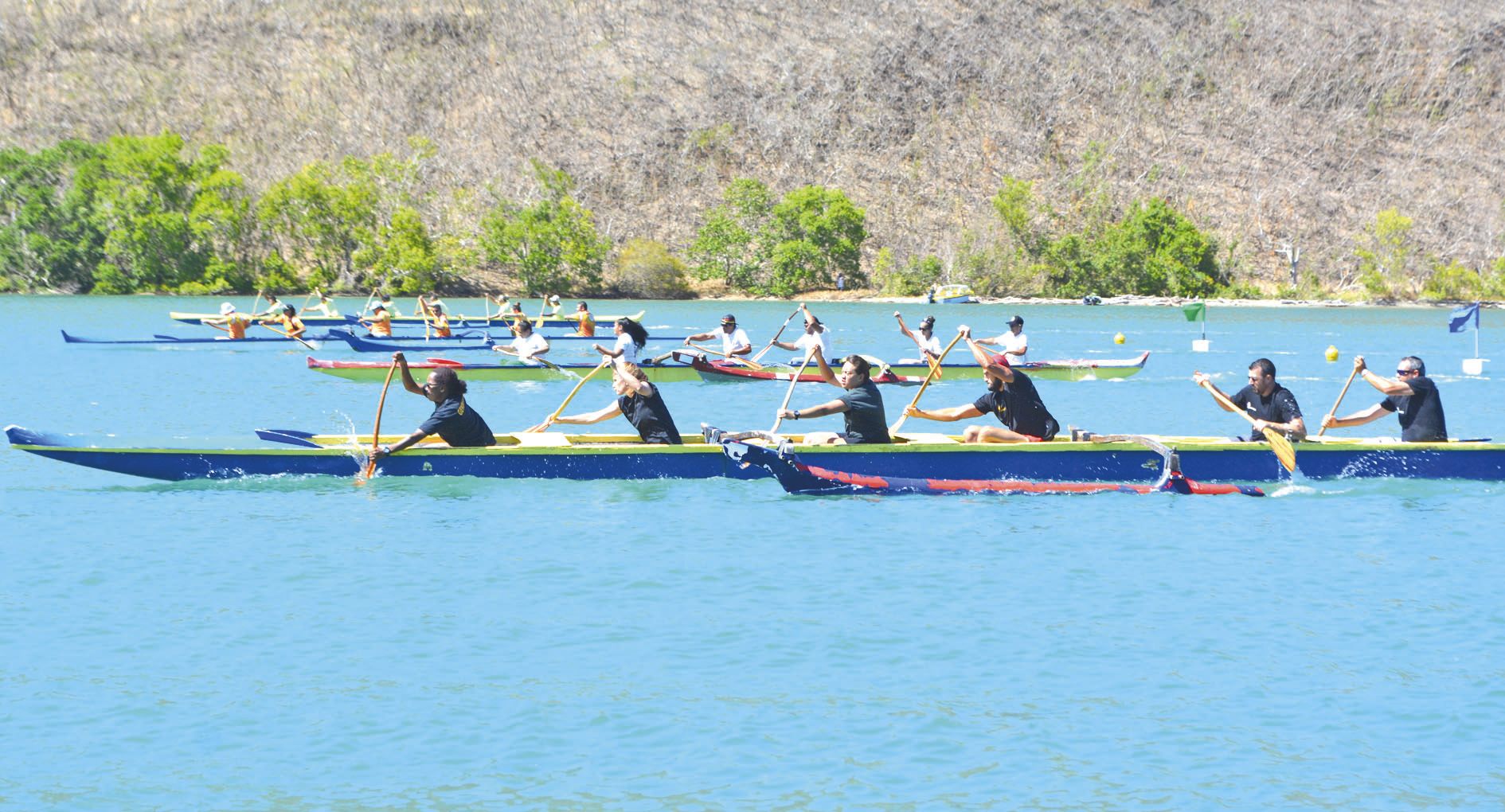 Le top départ des séries éliminatoires a été donné à 8 heures précises. Comme lors de la demi-finale consolante, (notre photo), quatre équipages étaient sur la ligne de départ pour chacune des séries, afin de parcourir le plus rapidement possible les 500 mètres