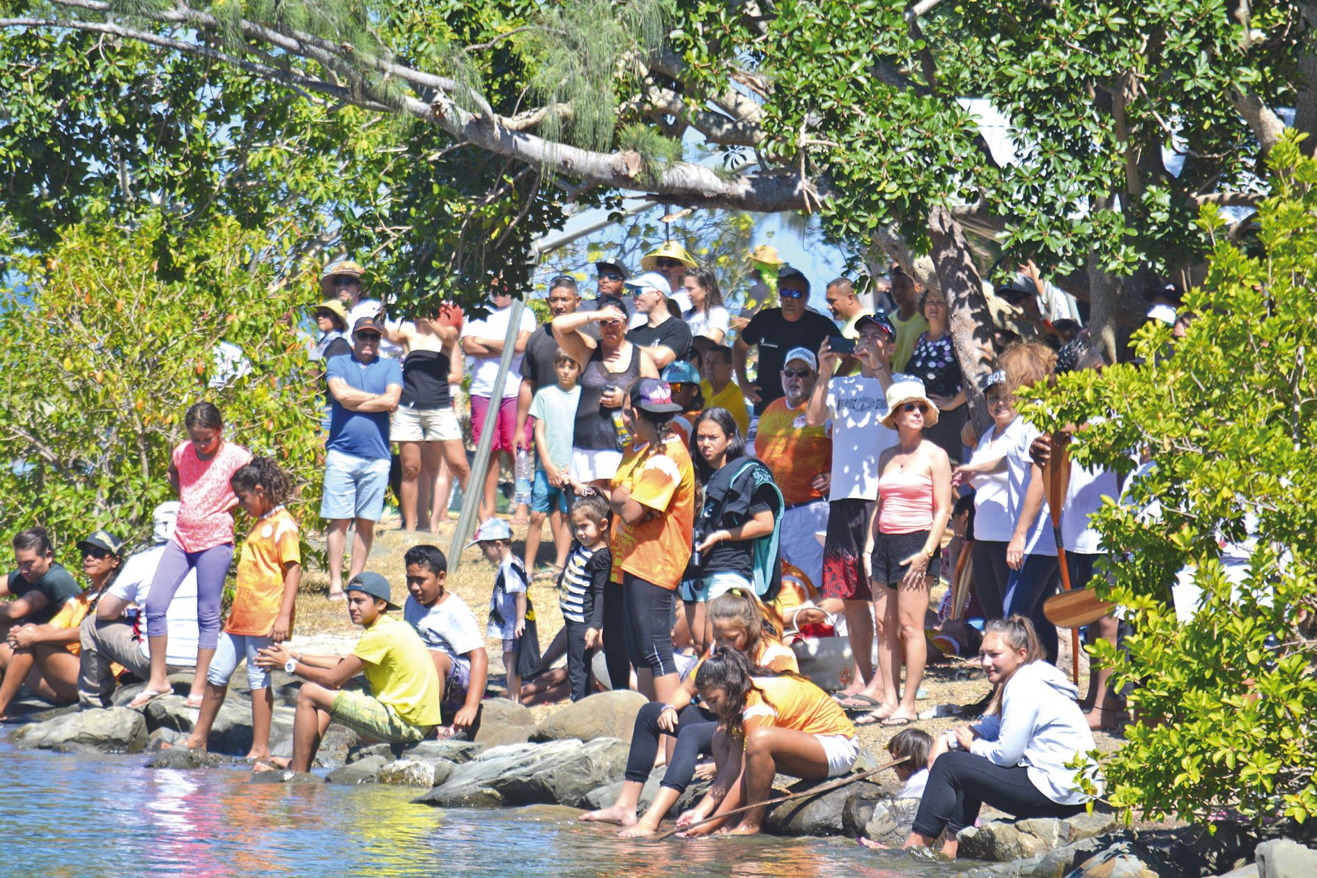 La plupart des compétiteurs étaient venus avec leurs supporteurs. A l’abri des arbres,  ces derniers ont donné de la voix pour encourager les rameurs gonflés à bloc.