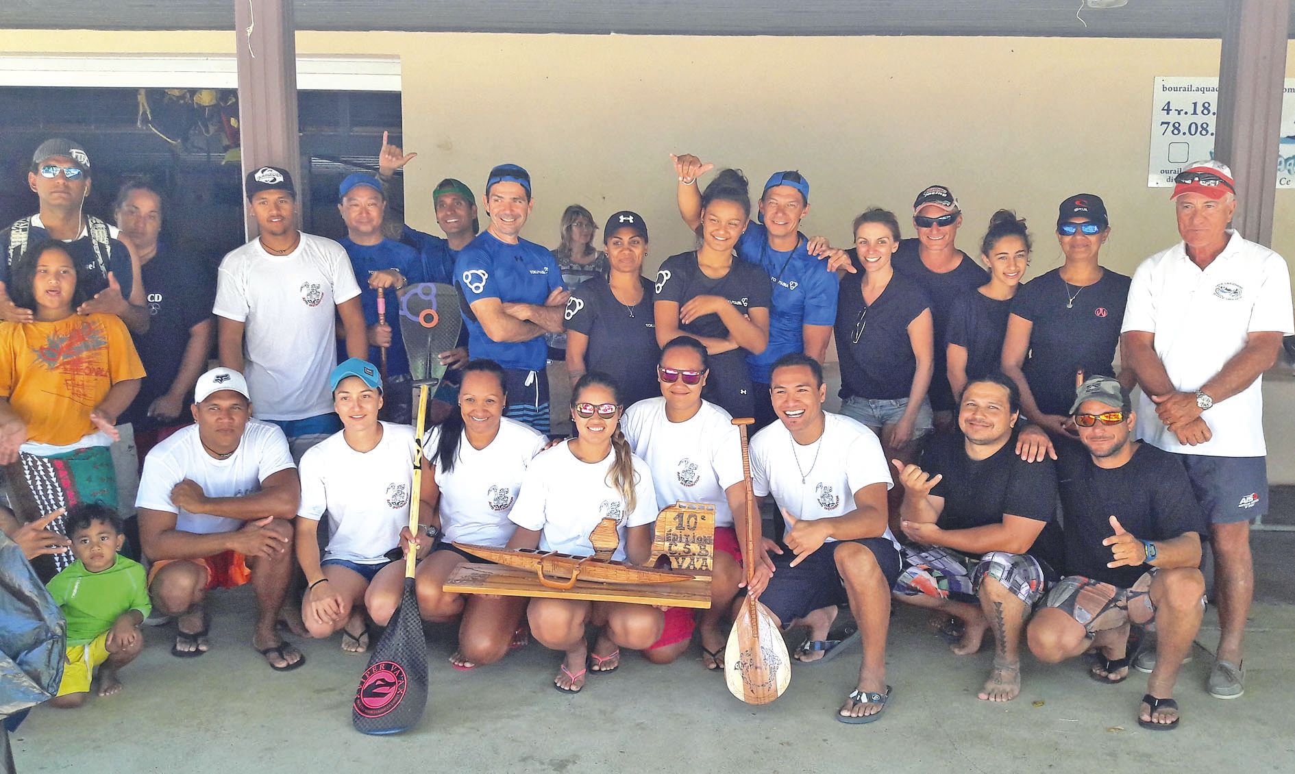 Vers 11 h 30, les organisateurs ont procédé à la remise des prix. C’est l’équipe Aïto distribution (en blanc) qui a remporté haut la rame cette 13e édition, suivie par celle de Christopher Diesel (en noir à droite) et du garage Mana (en bleu et noir).