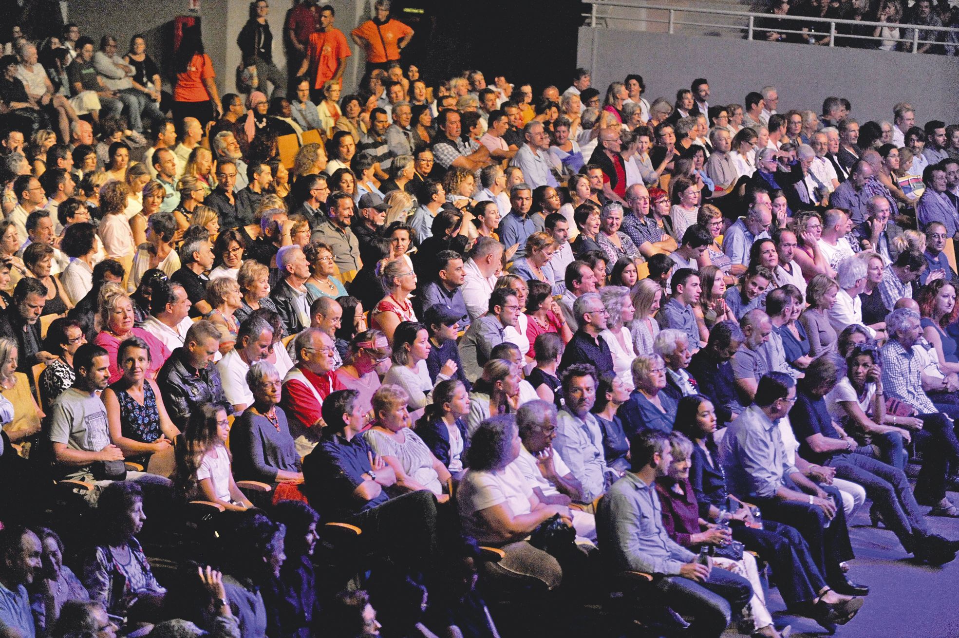 Dans sa configuration « tout assis », l’Arène peut accueillir 3 000 personnes. Hier soir, les sièges vides se comptaient sur les doigts de deux mains.