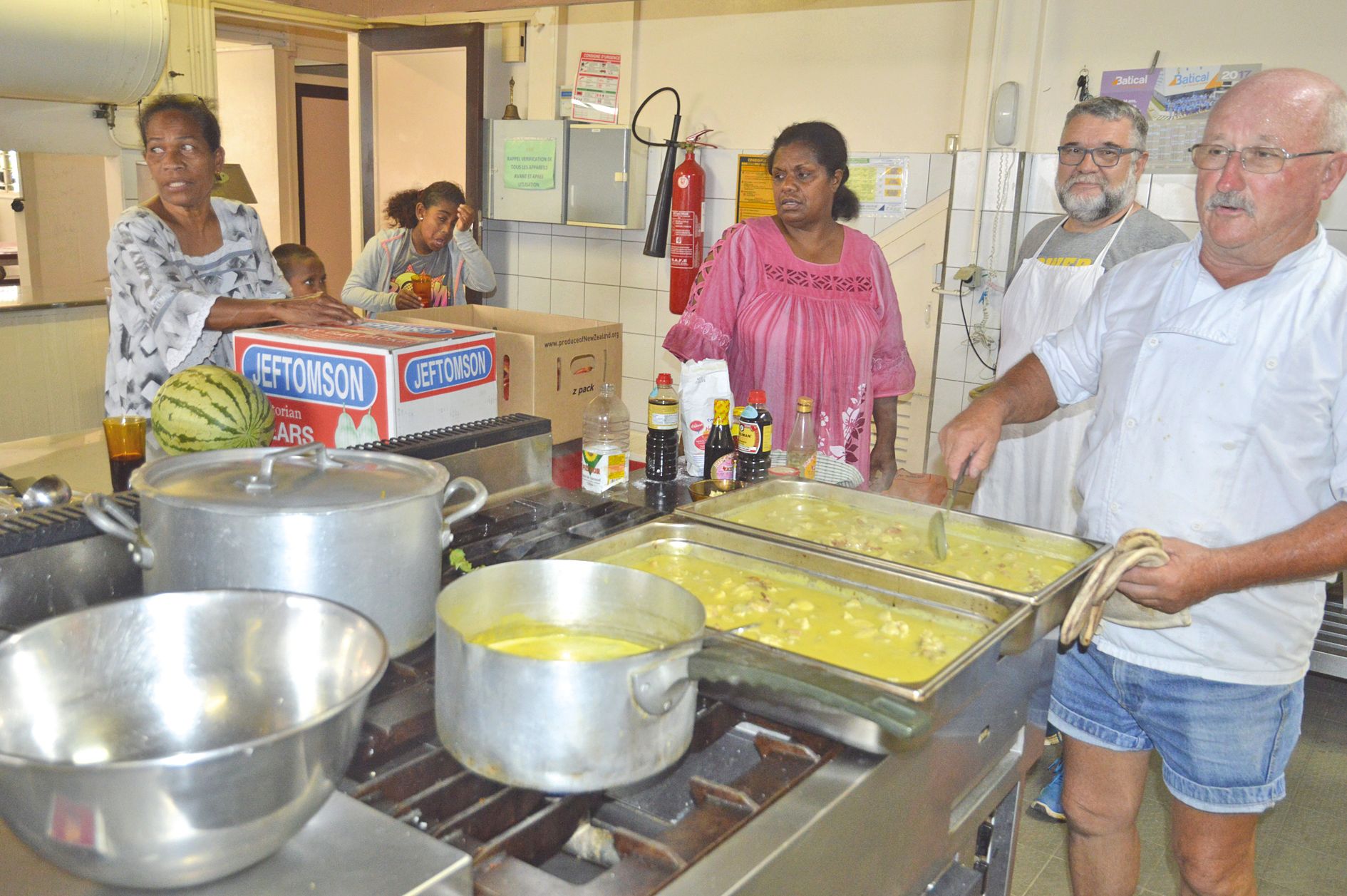 A l’institut Jeanne-d’Albret, les chefs et les familles s’activent en cuisine tous les midis.