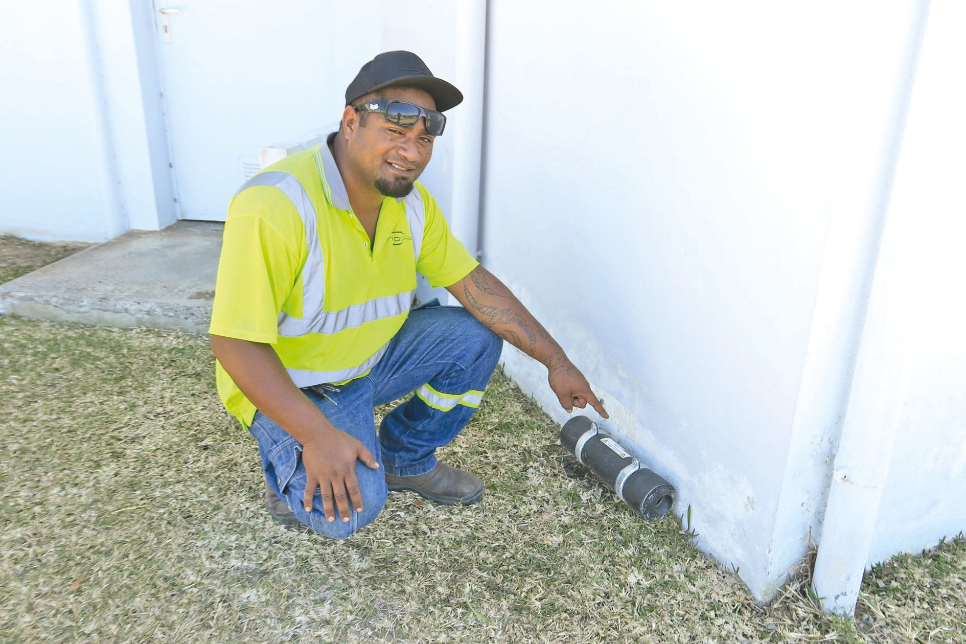 Pour poser à l’extérieur des bâtiments, où ils risquent d’être vandalisés, la cellule hygiène fabrique elle-même des pièges solidement fixés aux murs.