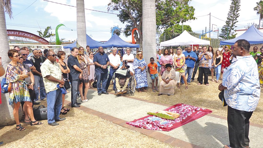 La coutume a eu lieu à l’entrée du centre en présence de Déwé Gorodey, du maire et des invités.