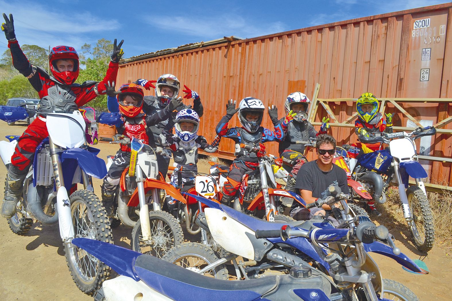 L’école de moto affiche complet pour ses stages d’initiation et de perfectionnement au moto-cross, avec huit pilotes, qui s’élancent de la ligne de départ chaque après-midi. « L’objectif est d’apprendre les bases, notamment au niveau de la sécurité et des