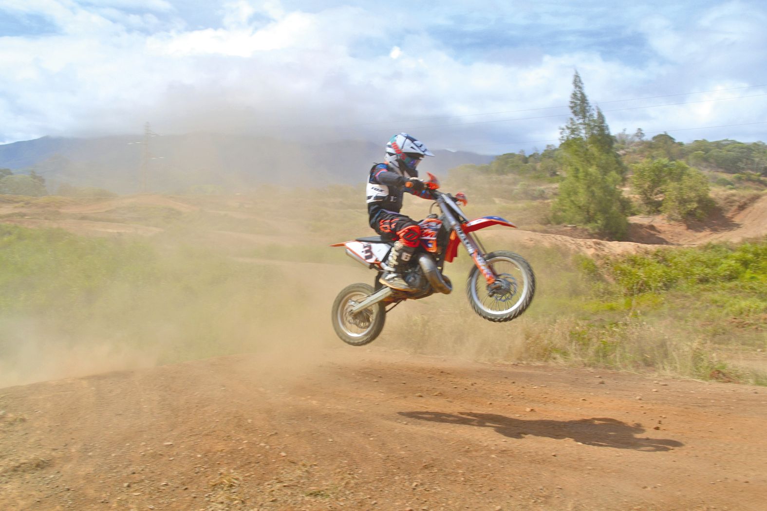 Les pilotes les plus aguerris n’hésitent pas à s’élancer  dans les airs dès le premier tour de piste. Sensations fortes garanties pour ces jeunes de 6 à 13 ans.