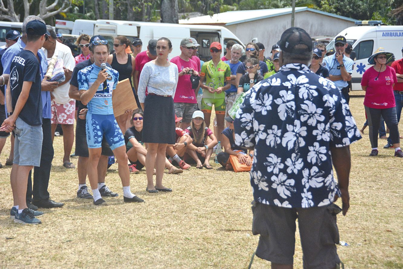 Les représentants coutumiers ont accueilli le peloton du Tour hier par un geste qui s\'est déroulé près de la maison commune de Tiabet, au bord de l\'eau. L\'occasion pour Enric  Lebars, tout frais maillot jaune, de parler au nom de tous les coureurs.