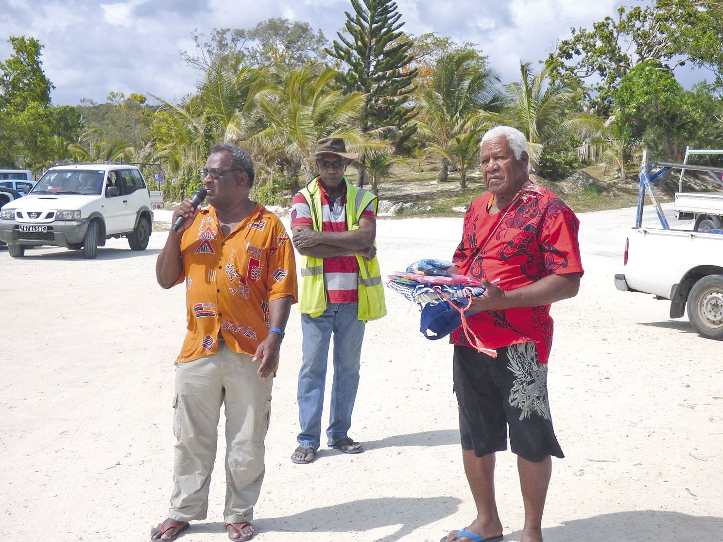 Entre cérémonies et prises de parole des représentants des associations, des autorités  administratives, coutumières et religieuses, se sont déroulés les gestes d’accueil et de  remerciement.