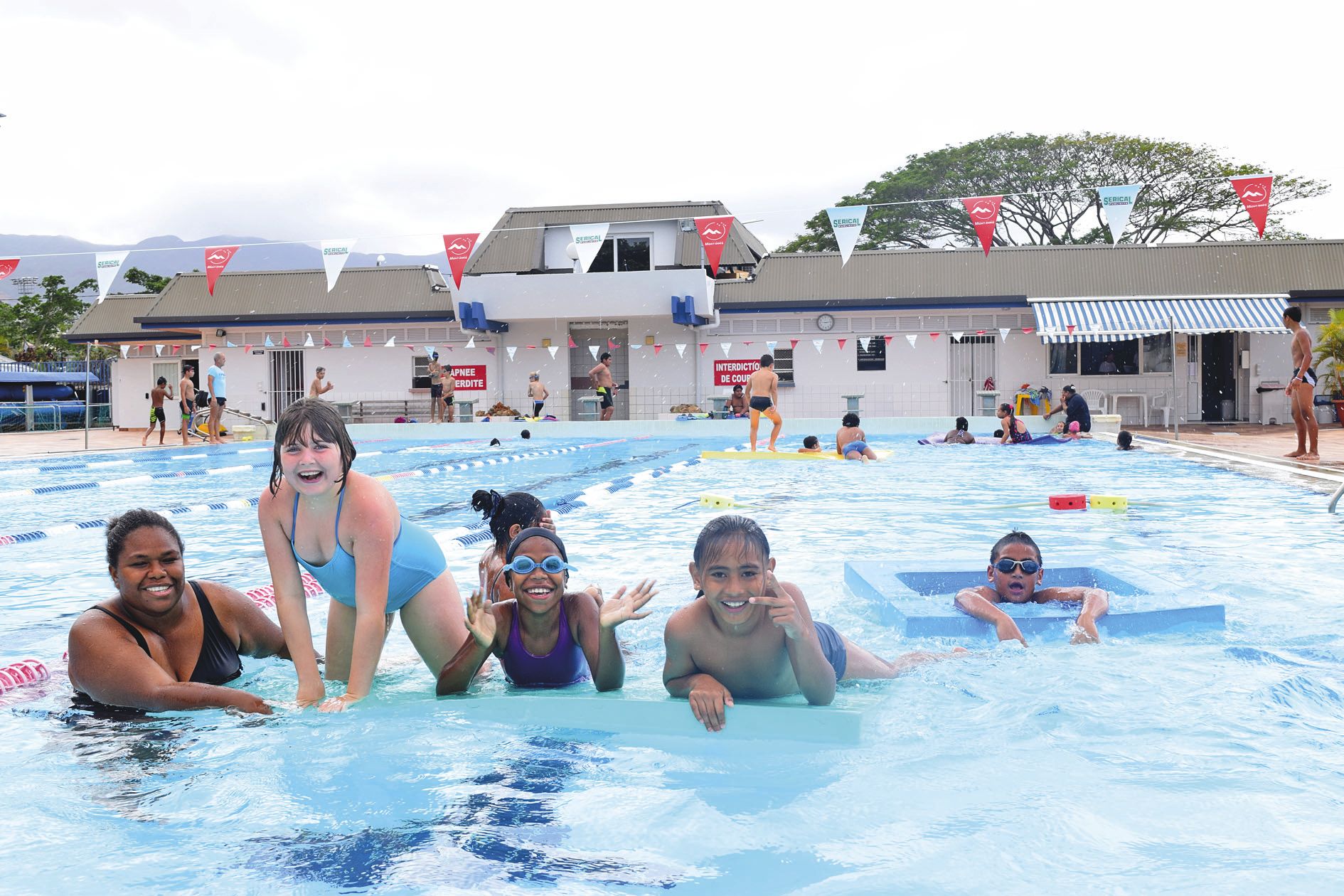 Parmi les multiples activités au programme du centre de vacances de l’Acaf, la sortie  piscine, source inépuisable de jeux, a fait l’unanimité auprès des 18 enfants présents.