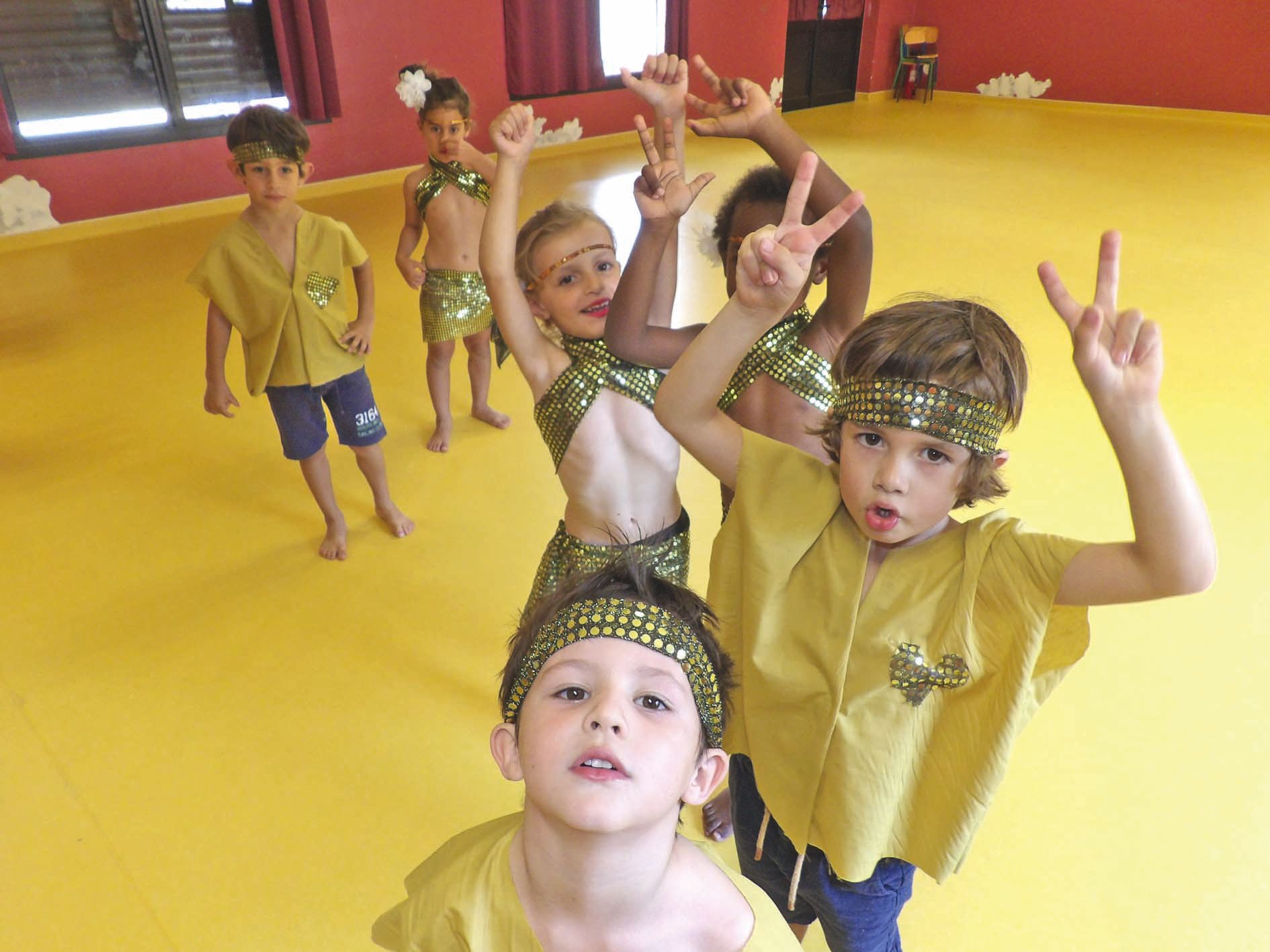 L’école des Frangipaniers a reçu 53 enfants d’ESL, un centre dédié aux 3-5 ans, qui s’est articulé autour du thème Love intergénération. Toute la semaine, les enfants ont préparé un spectacle sur les musiques de Claude François.