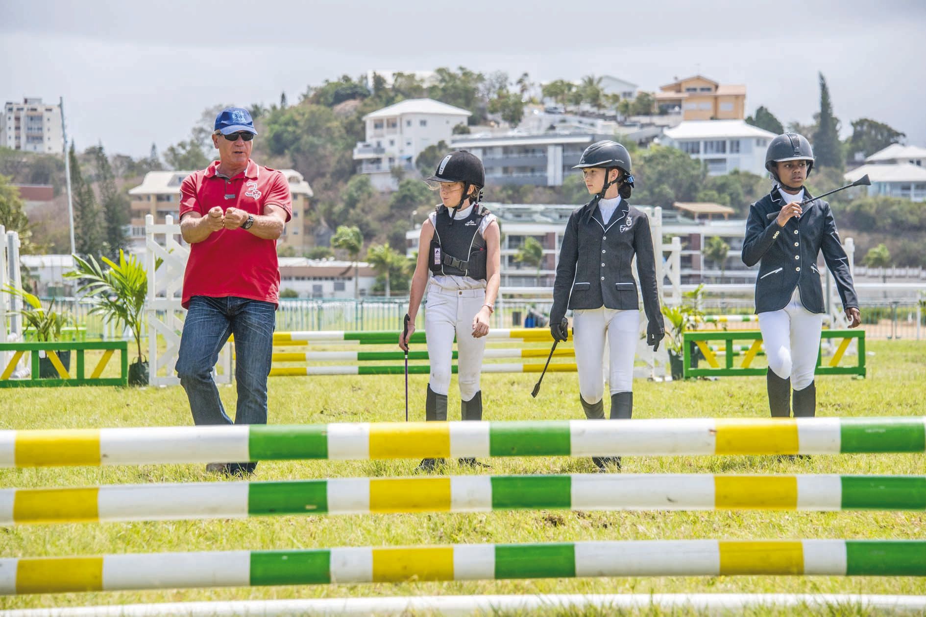 La reconnaissance. Avant chaque épreuve, les cavaliers accompagnés de leurs entraîneurs suivent à pied le parcours afin de d’analyser et retenir le tracé. L’occasion pour ces derniers de dispenser quelques conseils utiles.