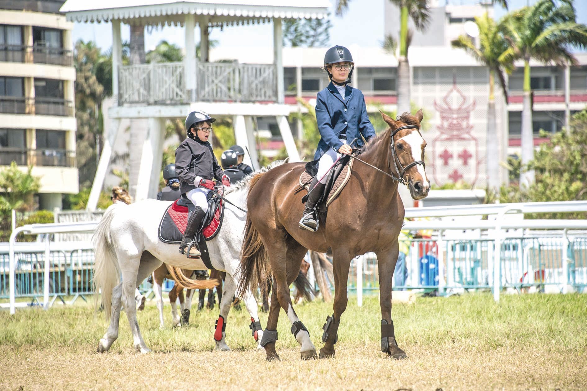 Une vingtaine de jeunes âgés de 7 à 11 ans ont participé à l’épreuve de Club 4, hier matin à l’hippodrome Henry-Milliard,  à Nouméa. Plus petite épreuve de la Semaine du cheval, les cavaliers doivent sauter des obstacles de 60 centimètres de hauteur. Les 